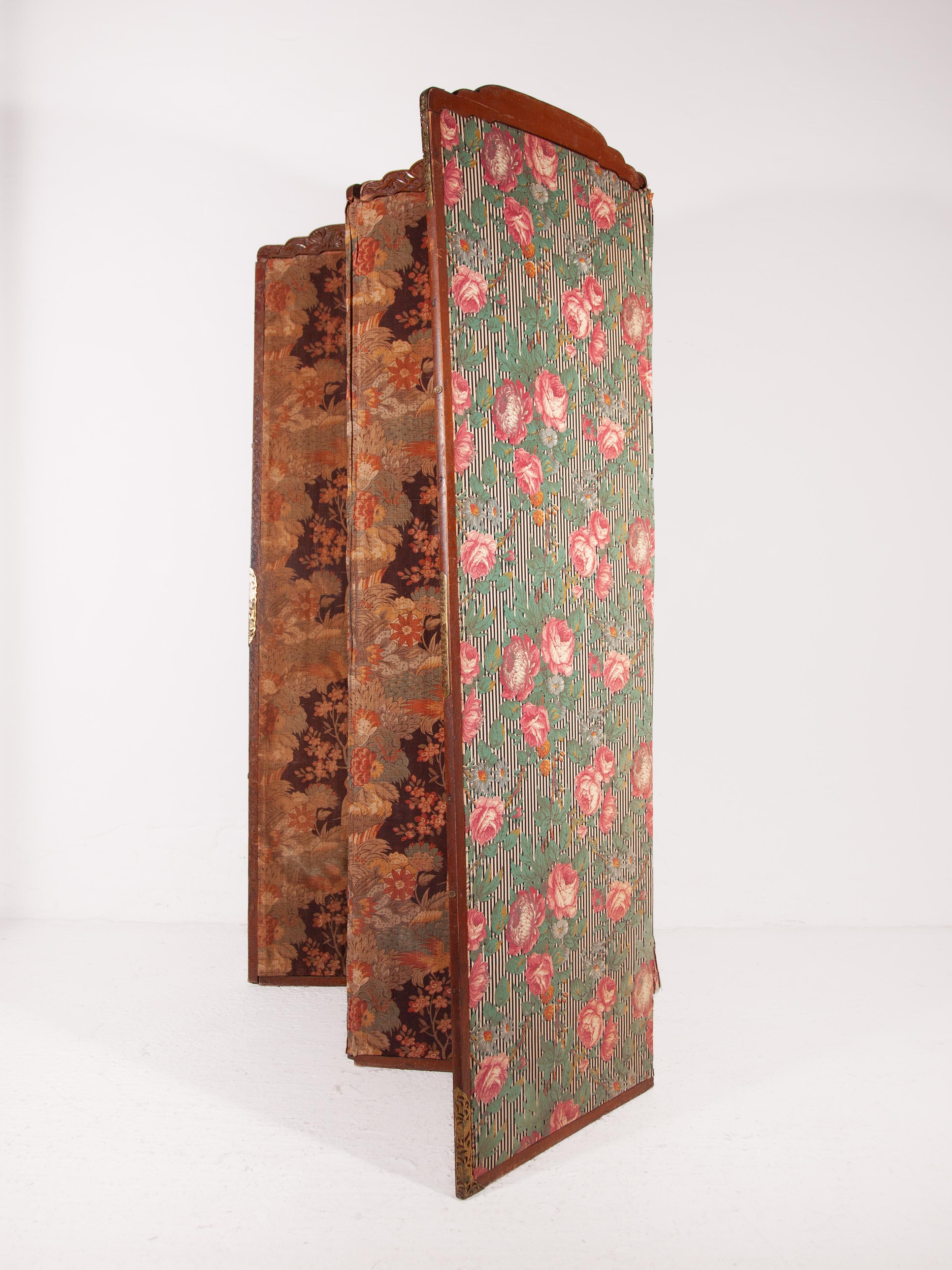 Fin du XIXe siècle Paravent victorien à quatre panneaux, séparation de pièces en Wood Wood sculpté, design poétique en tissu en vente