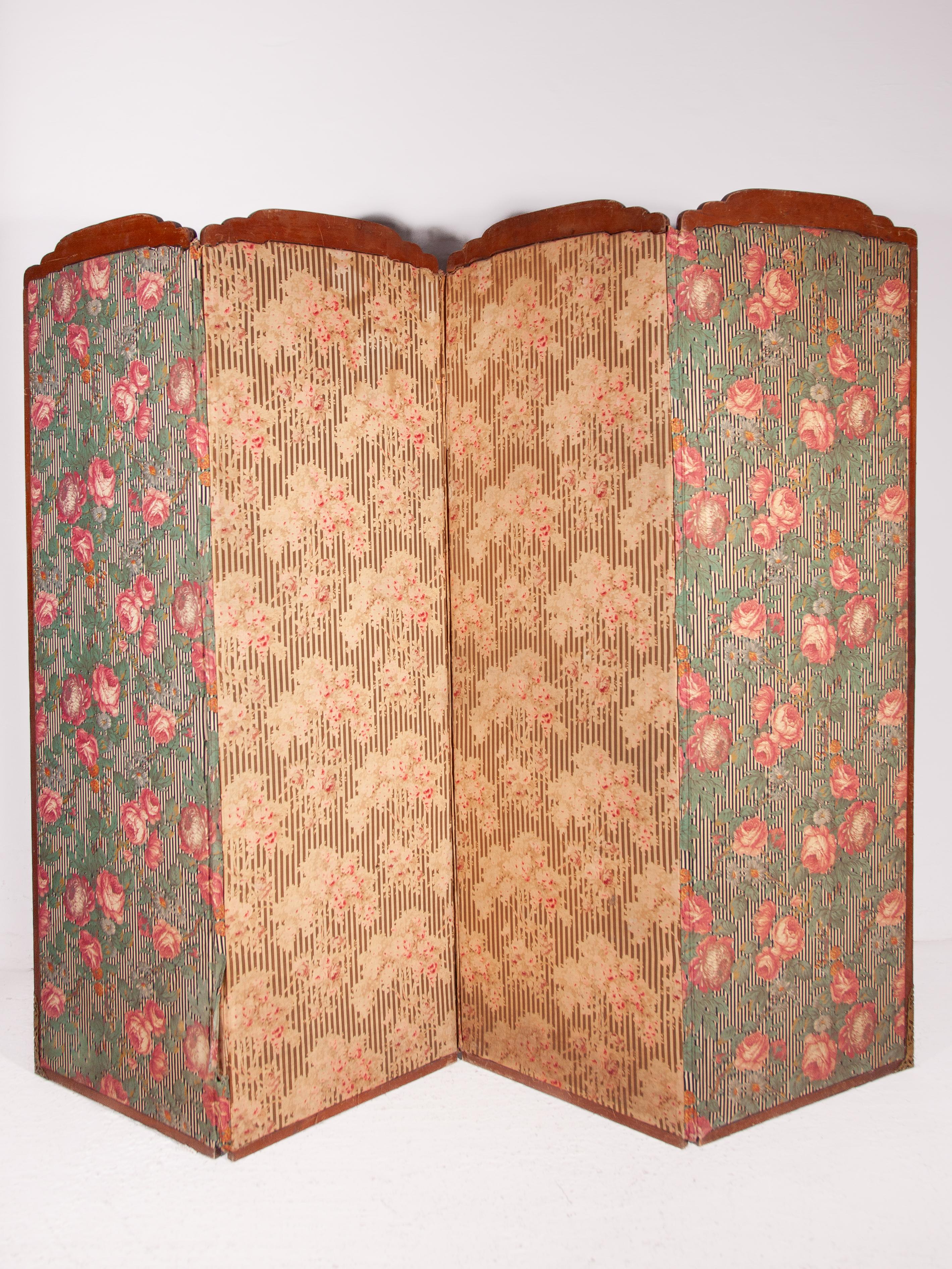 Tissu Paravent victorien à quatre panneaux, séparation de pièces en Wood Wood sculpté, design poétique en tissu en vente