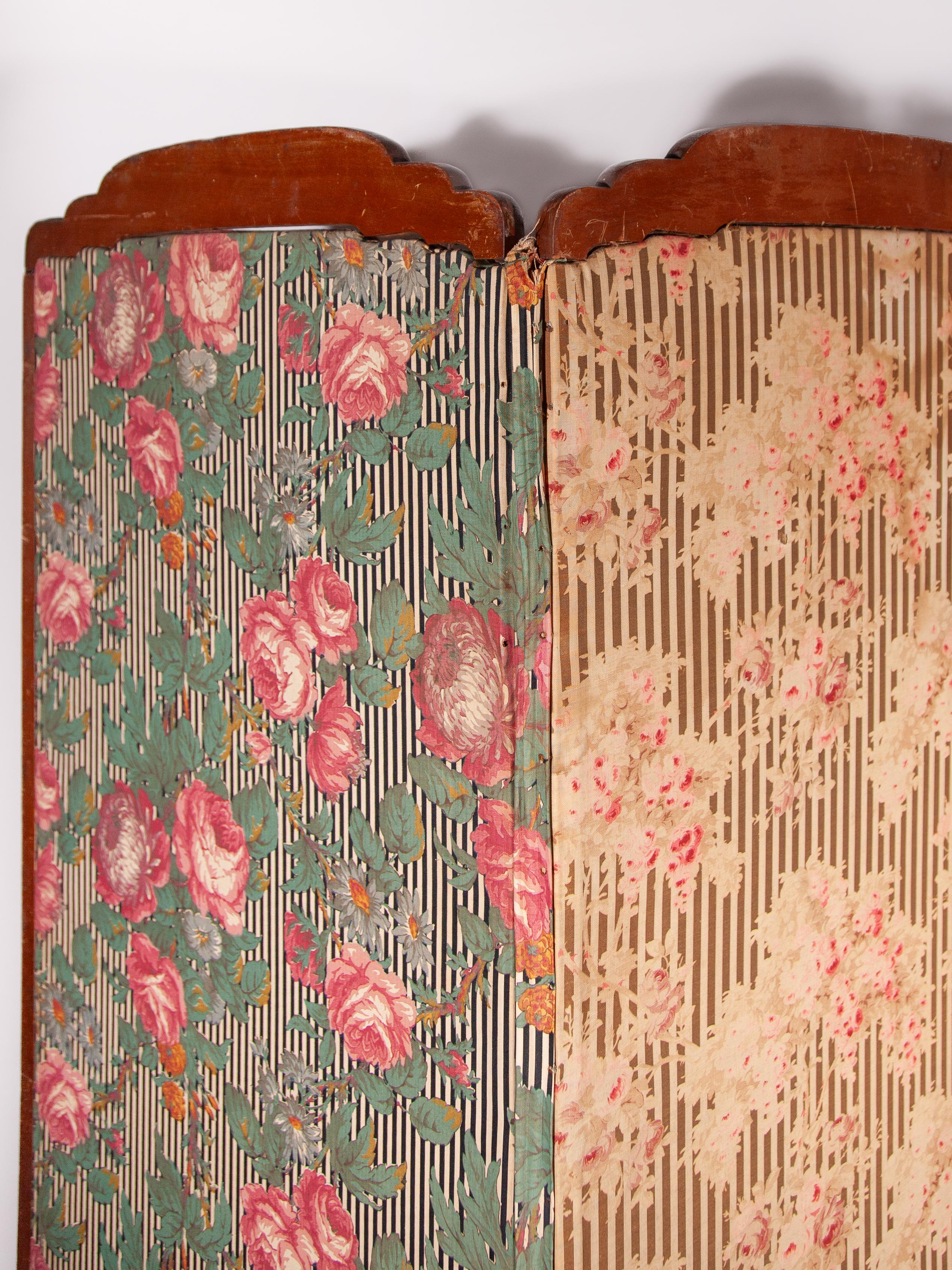 Paravent victorien à quatre panneaux, séparation de pièces en Wood Wood sculpté, design poétique en tissu en vente 1