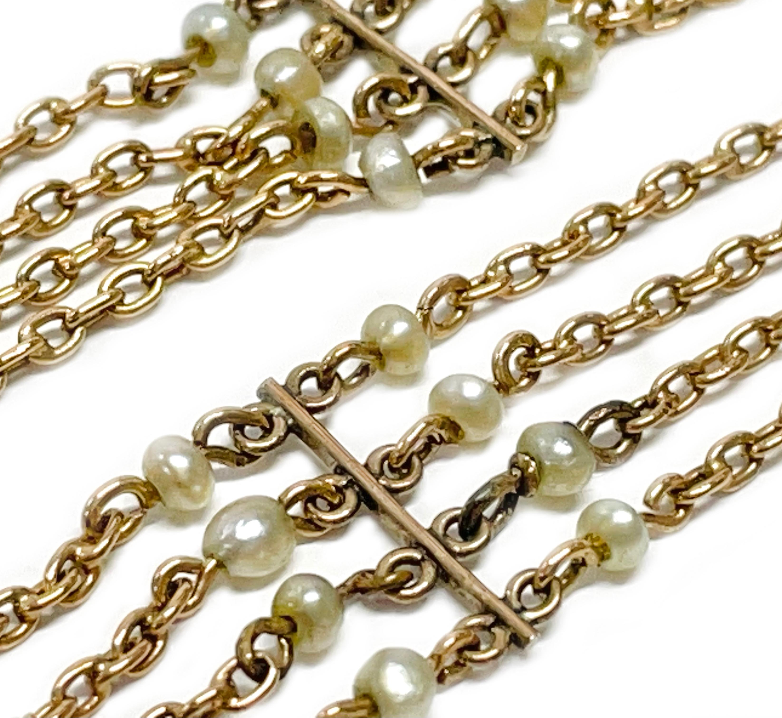 La collana a quattro fili di perle di semi in stile vittoriano è un bellissimo pezzo vintage che mette in mostra l'eleganza delle perle di semi in una delicata composizione. L'uso dell'oro rosa a 18 carati aggiunge calore e charme, mentre