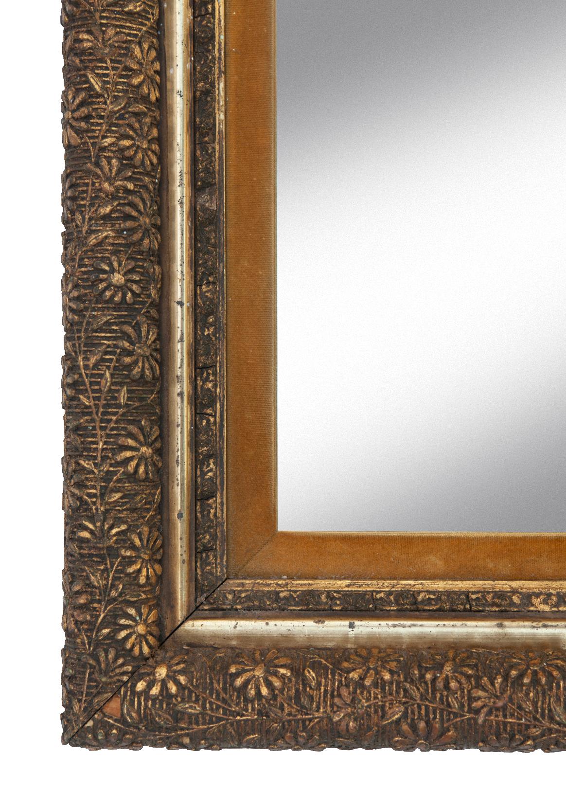 Miroir victorien unique en or avec inserts en velours et dorés Unique 
Le motif floral unique décore le cadre, qui est en très bon état pour son âge.