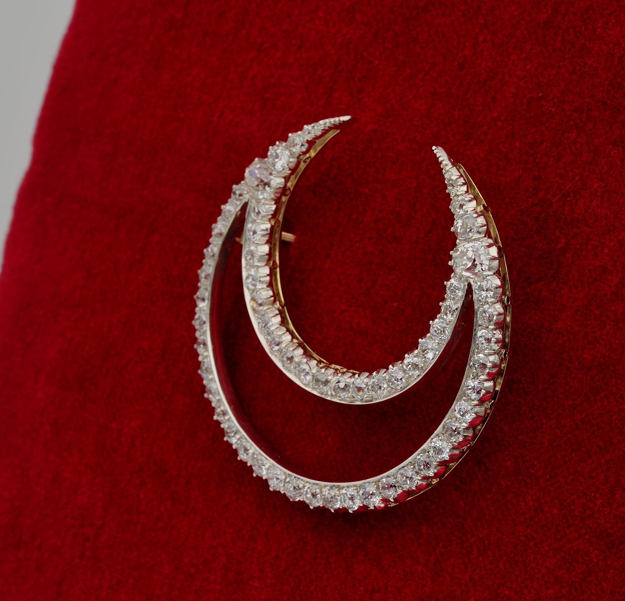 Victorian French 12.20 Ct Diamond Double Crescent Moon 18 KT Brooch In Good Condition For Sale In Napoli, IT