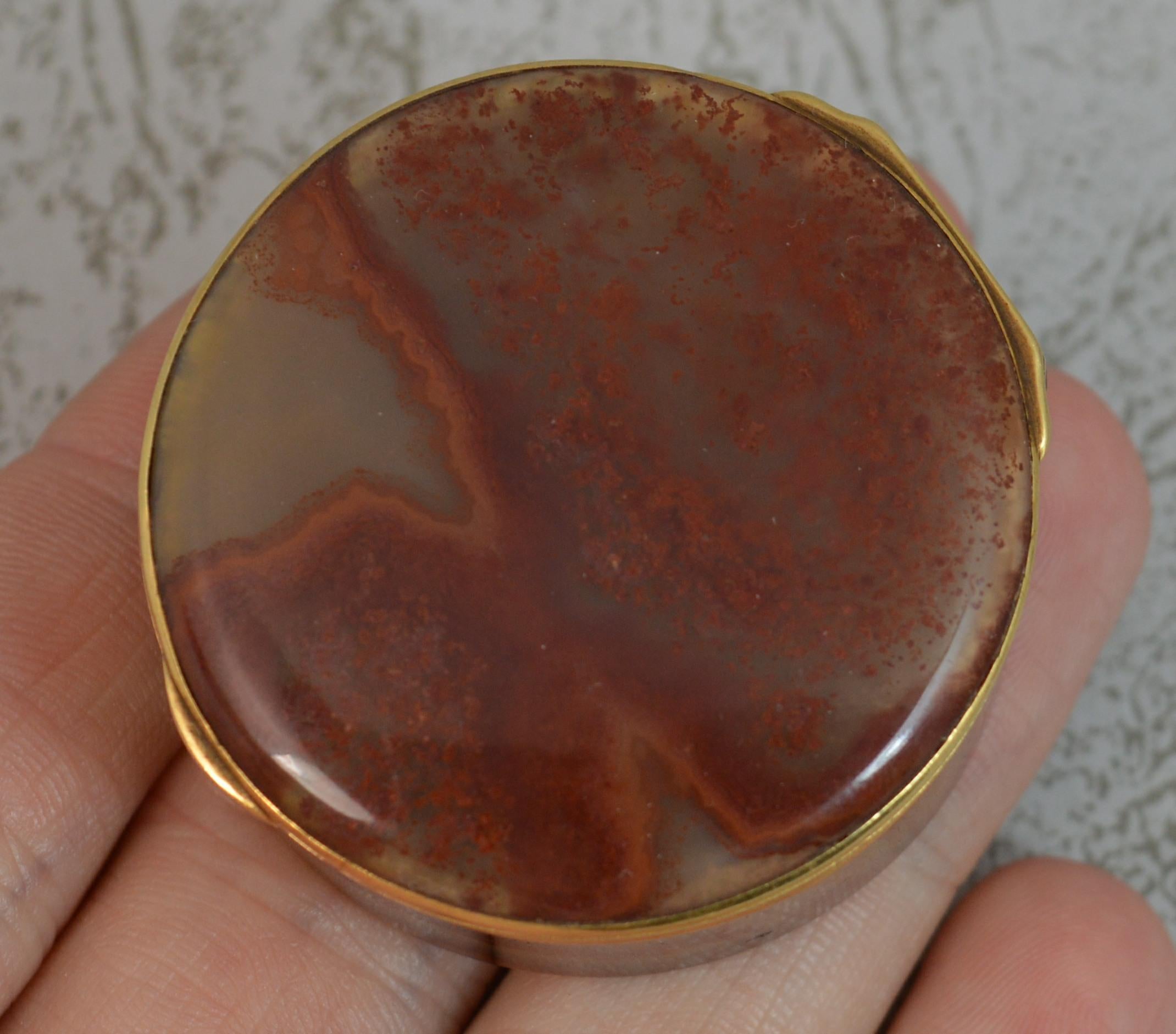 
A rare French box.

18 carat yellow gold rim to base and lid.

Designed out of a single piece of agate. Beautifully crafted individual and unique piece.

A true antique example circa 1900.


CONDITION ; Very good for age. Crisp design. Well fitted