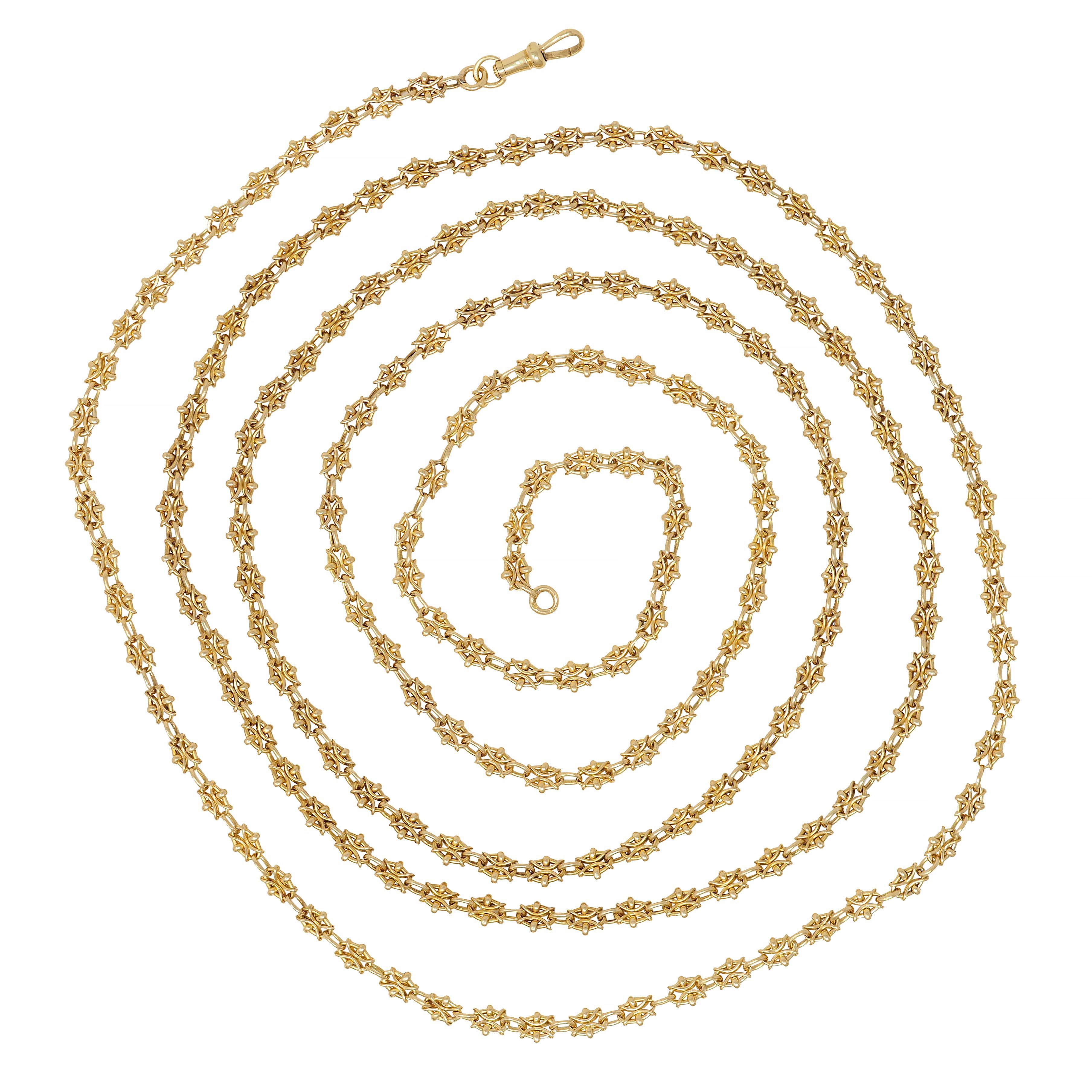 Besteht aus ovalen Gliedern, die mit gedrehten Drahtmotiven verziert sind 
Abwechselnd mit kleineren einfachen ovalen Gliedern 
Vervollständigt durch eine antike Schließe mit Anhänger
Gestempelt mit französischen Punzen für 18 Karat Gold
CIRCA: