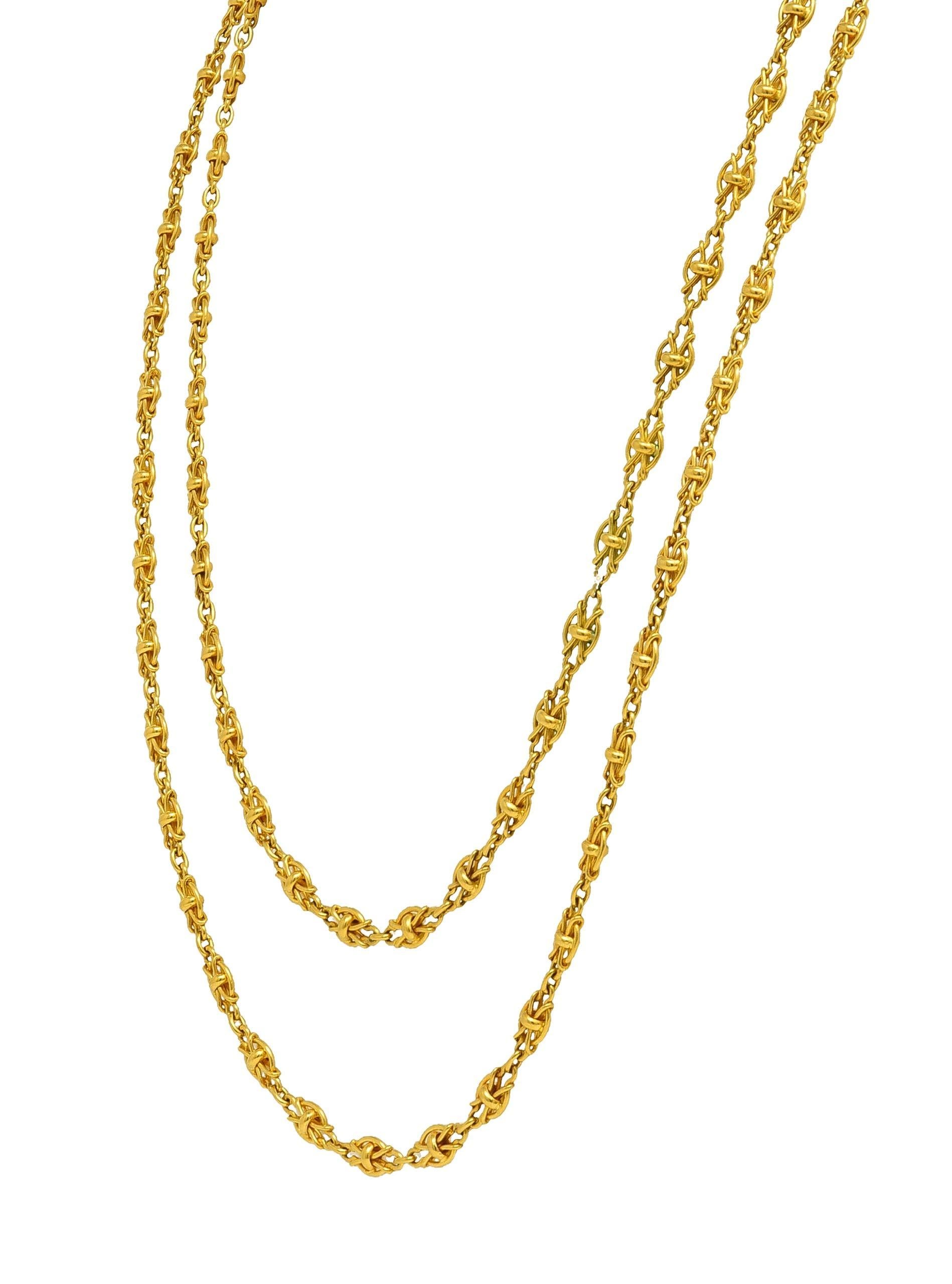 Collana francese vittoriana in oro giallo 18 carati con catena lunga e antica a forma di nodo in vendita 1