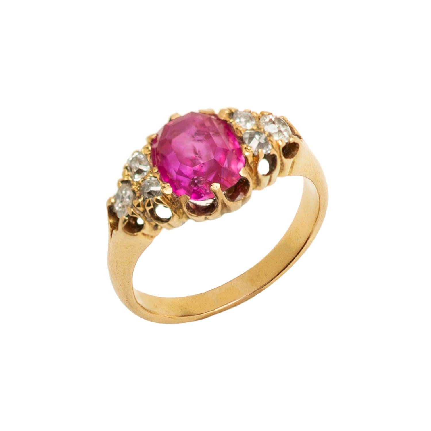 Taille ovale Bague française victorienne en rubis birman 18 carats et diamants en vente