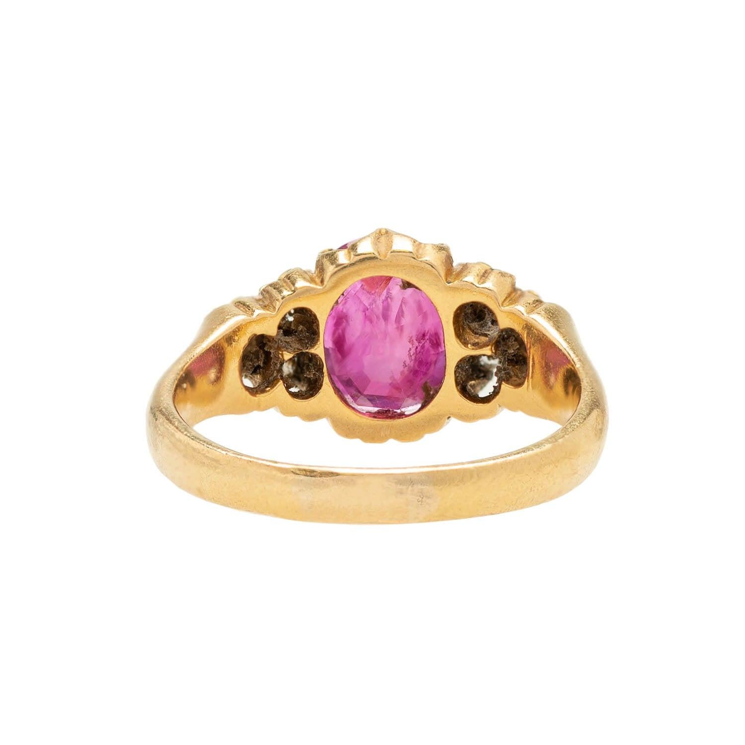 Bague française victorienne en rubis birman 18 carats et diamants Bon état - En vente à Narberth, PA