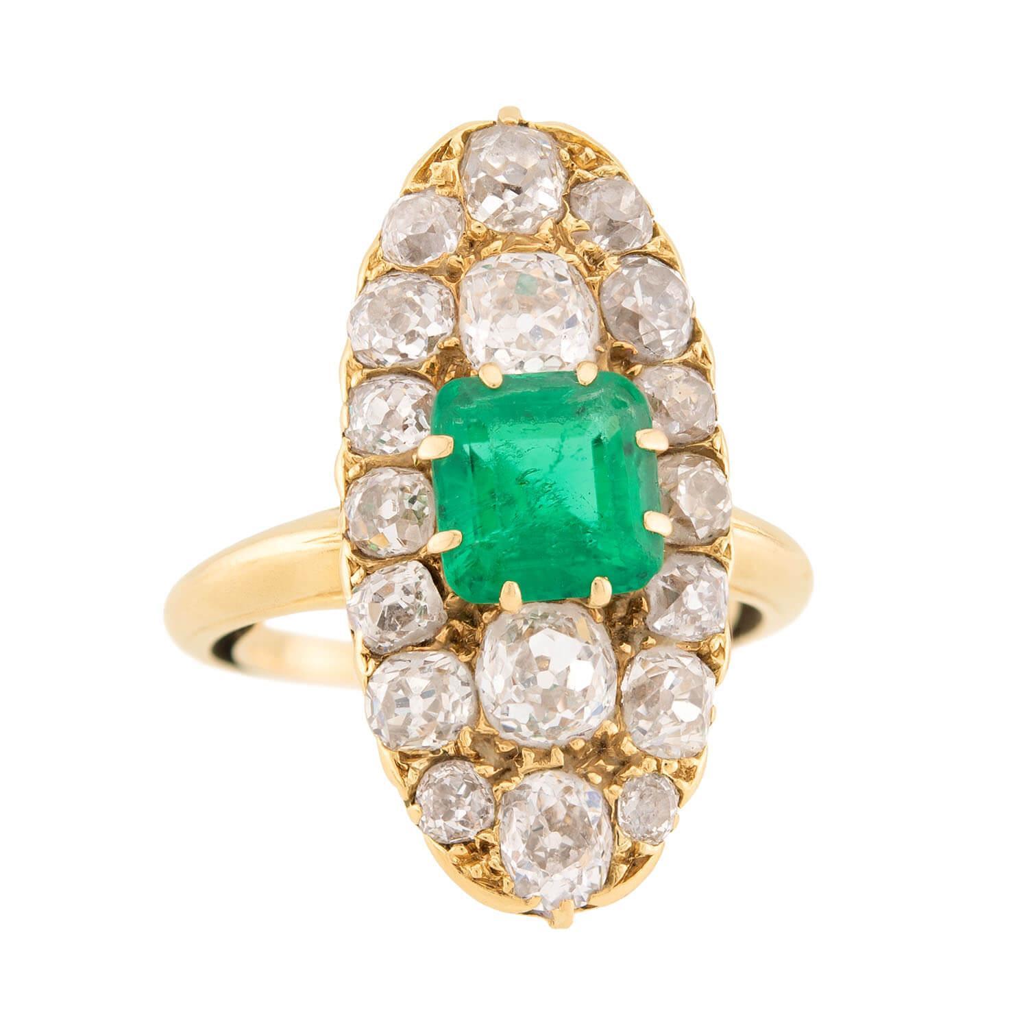 Ein wundervoller Smaragd- und Diamantring aus der viktorianischen Ära (ca. 1880er Jahre)! Dieser Ring aus 18-karätigem Gelbgold ist mit einer großen Navette in der Mitte ausgestattet, die mit Steinen besetzt ist. In der Mitte des Rings befindet sich
