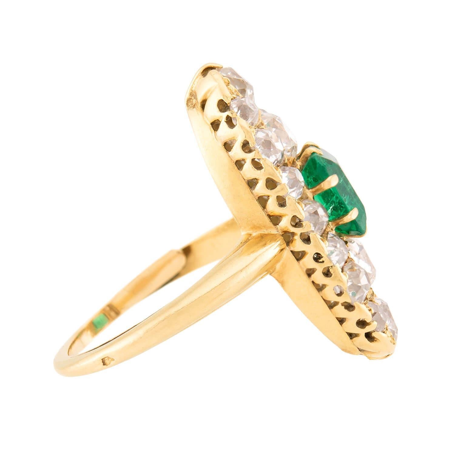 Viktorianischer französischer 18k Smaragd und Diamant Navette Ring (Carréeschliff) im Angebot