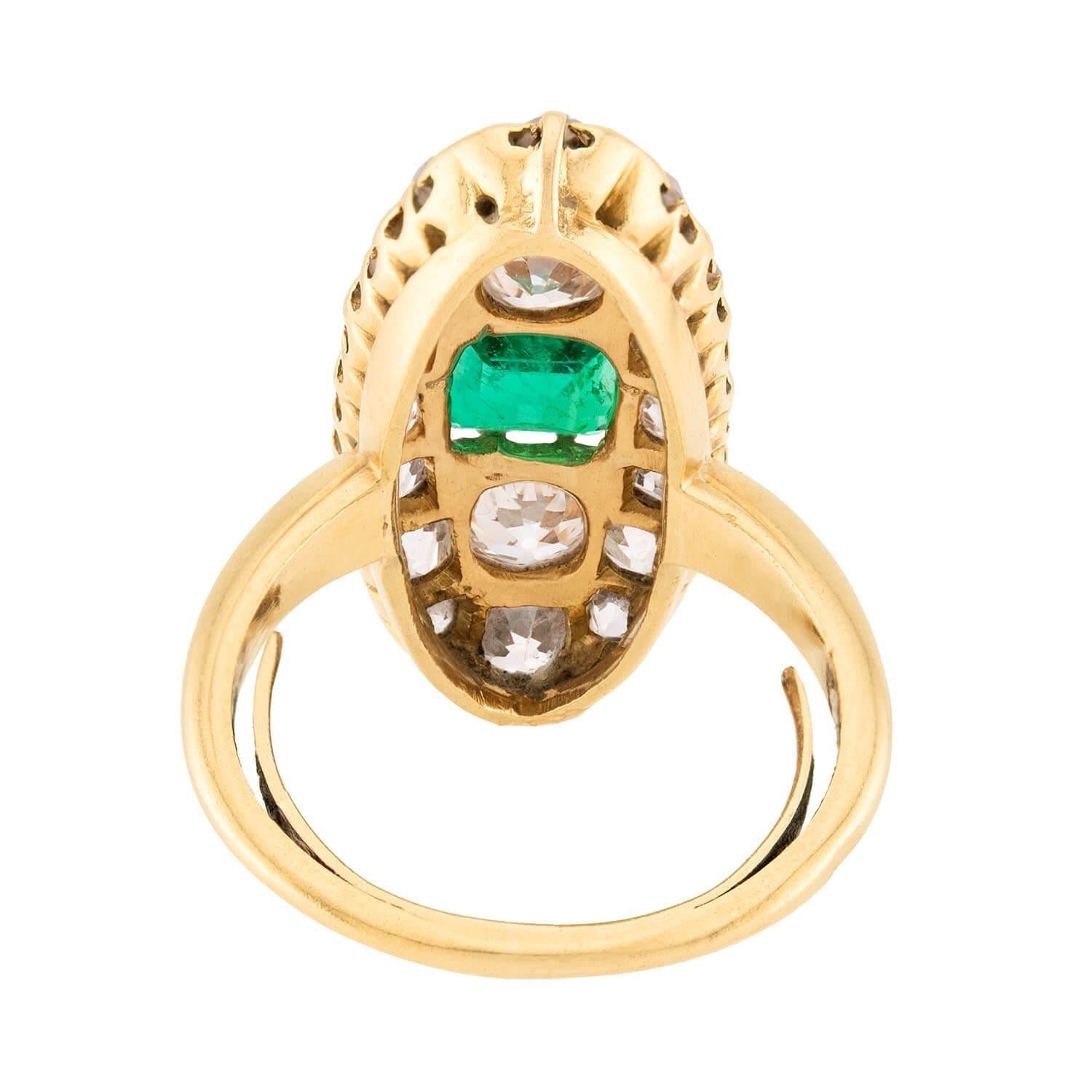 Viktorianischer französischer 18k Smaragd und Diamant Navette Ring Damen im Angebot