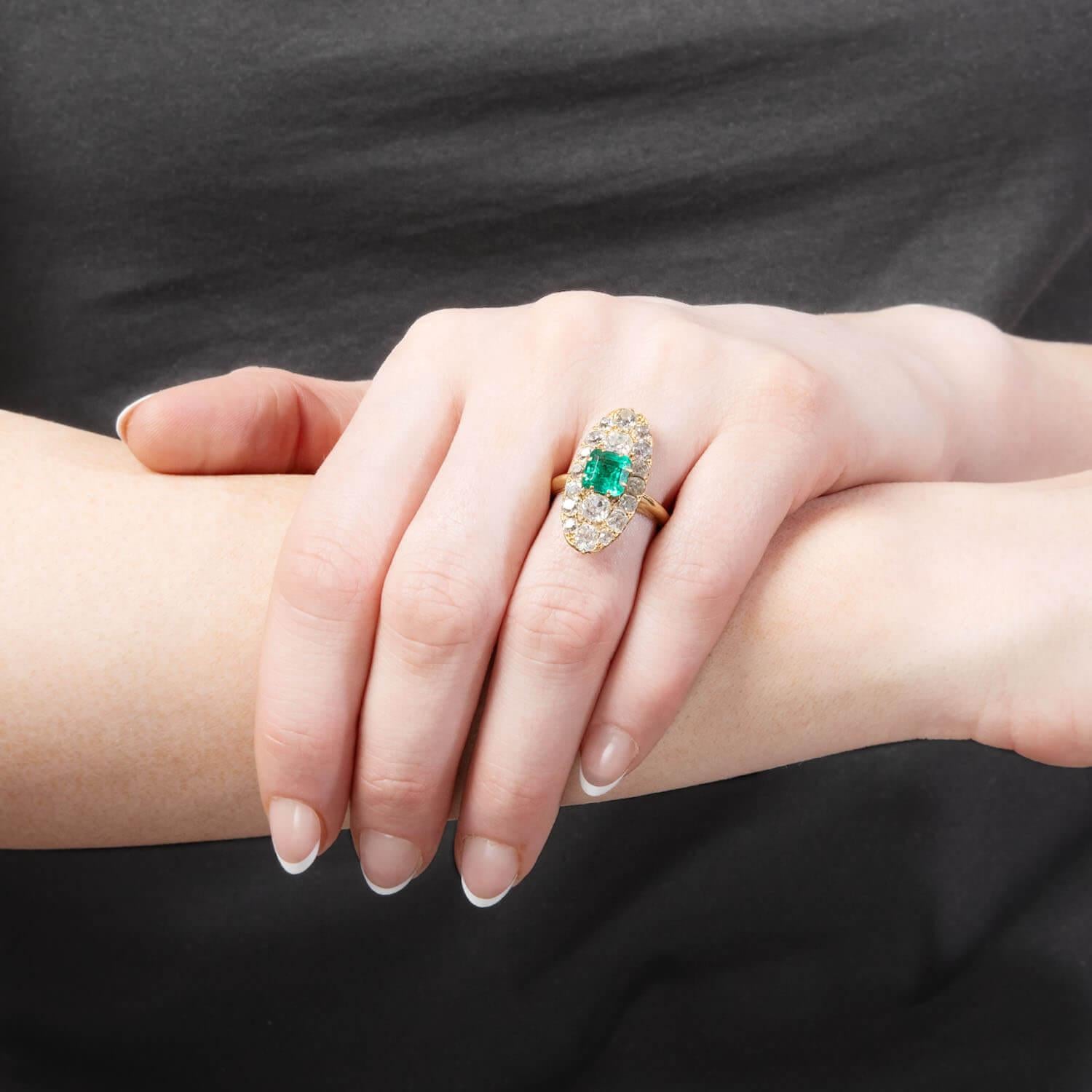 Viktorianischer französischer 18k Smaragd und Diamant Navette Ring im Angebot 2