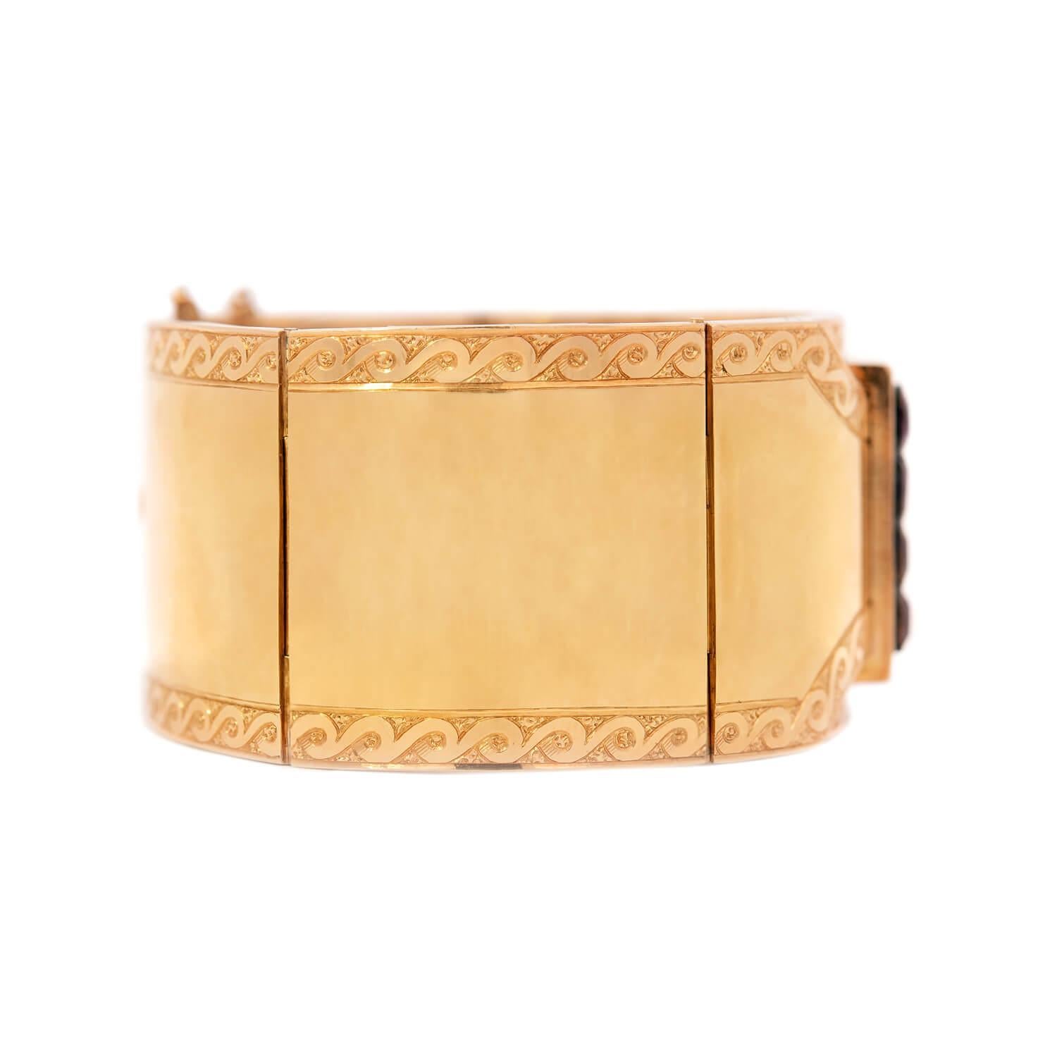 Un bracelet à boucle en or de fabrication française de l'époque victorienne (vers 1880) absolument incroyable ! Ce large bracelet tridimensionnel est en or 18kt et présente un magnifique design de boucle. La boucle elle-même est ornée de quatre