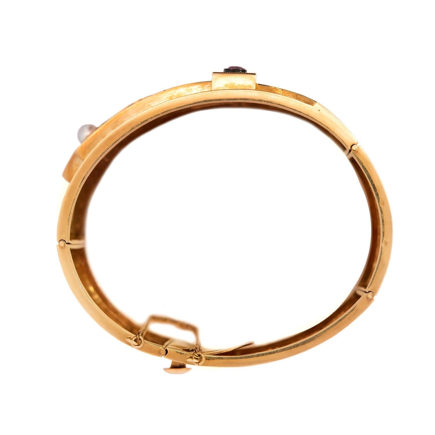 Victorien Bracelet à boucle charnière de style victorien français 18 carats, émaillé de rubis et de perles en vente