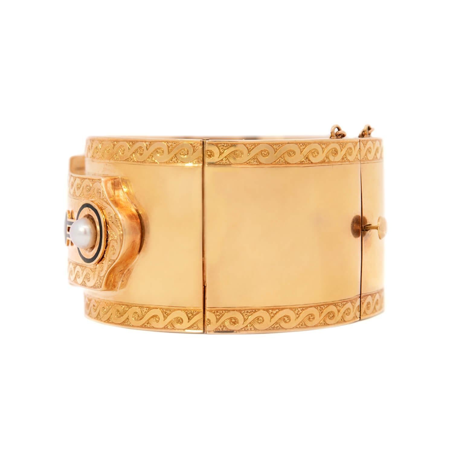 Taille ovale Bracelet à boucle charnière de style victorien français 18 carats, émaillé de rubis et de perles en vente