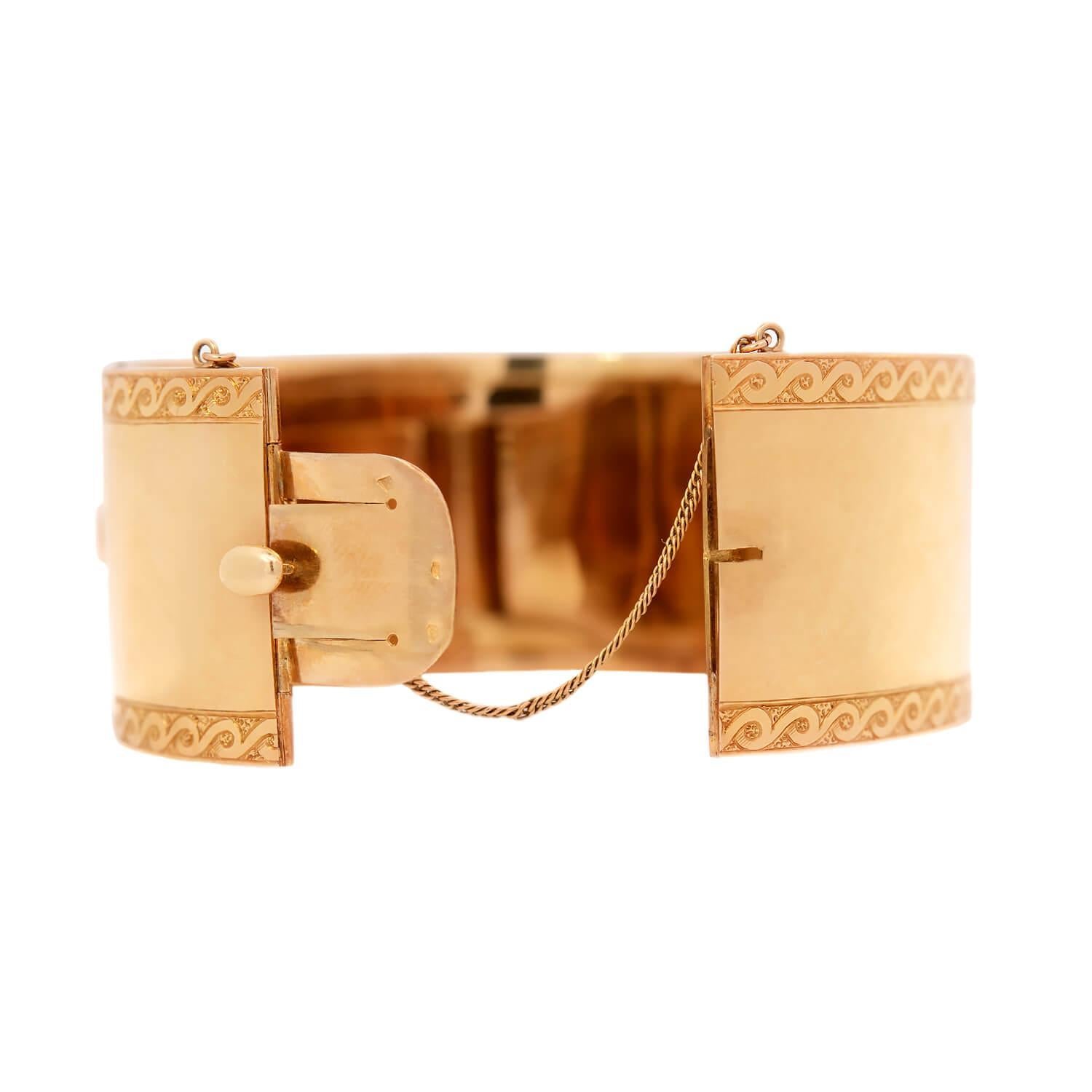 Bracelet à boucle charnière de style victorien français 18 carats, émaillé de rubis et de perles Unisexe en vente