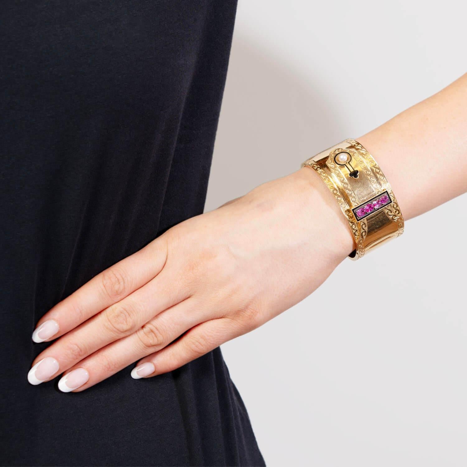 Bracelet à boucle charnière de style victorien français 18 carats, émaillé de rubis et de perles en vente 3