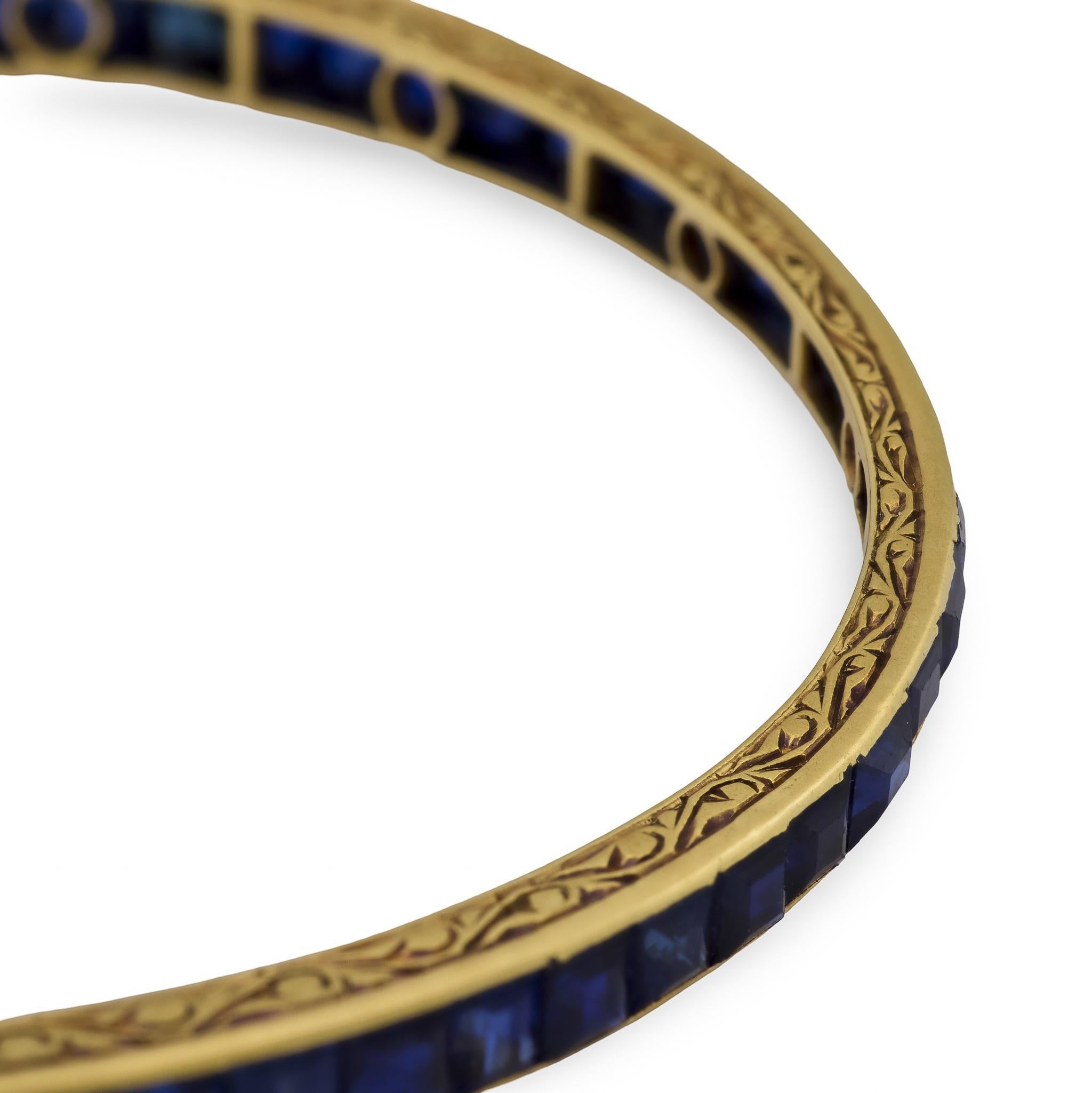 Ein absolut prächtiger Saphir-Armreif aus der viktorianischen Ära (ca. 1880er Jahre)! Dieser Armreif aus 18 Karat Gelbgold ist mit einer durchgehenden Reihe quadratisch geschliffener Saphire verziert. Alle Saphire sind im Kanal gefasst und haben ein