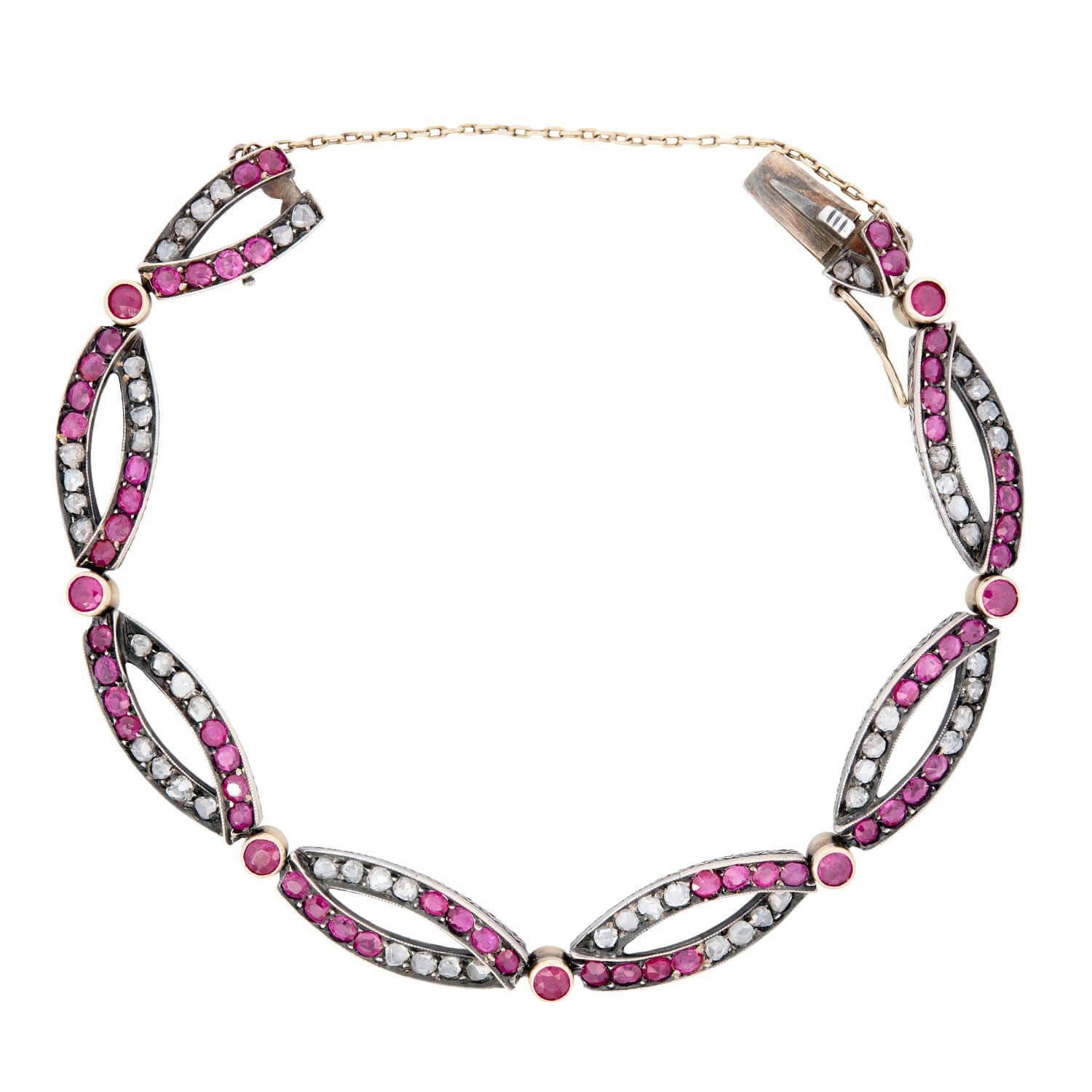 Un bracciale con rubini e diamanti di epoca vittoriana (ca. 1880) assolutamente straordinario! Realizzato in oro 18 carati e argento sterling, questo bracciale è composto da 7 maglie a forma di ellisse. Ogni maglia è impreziosita da rubini a taglio