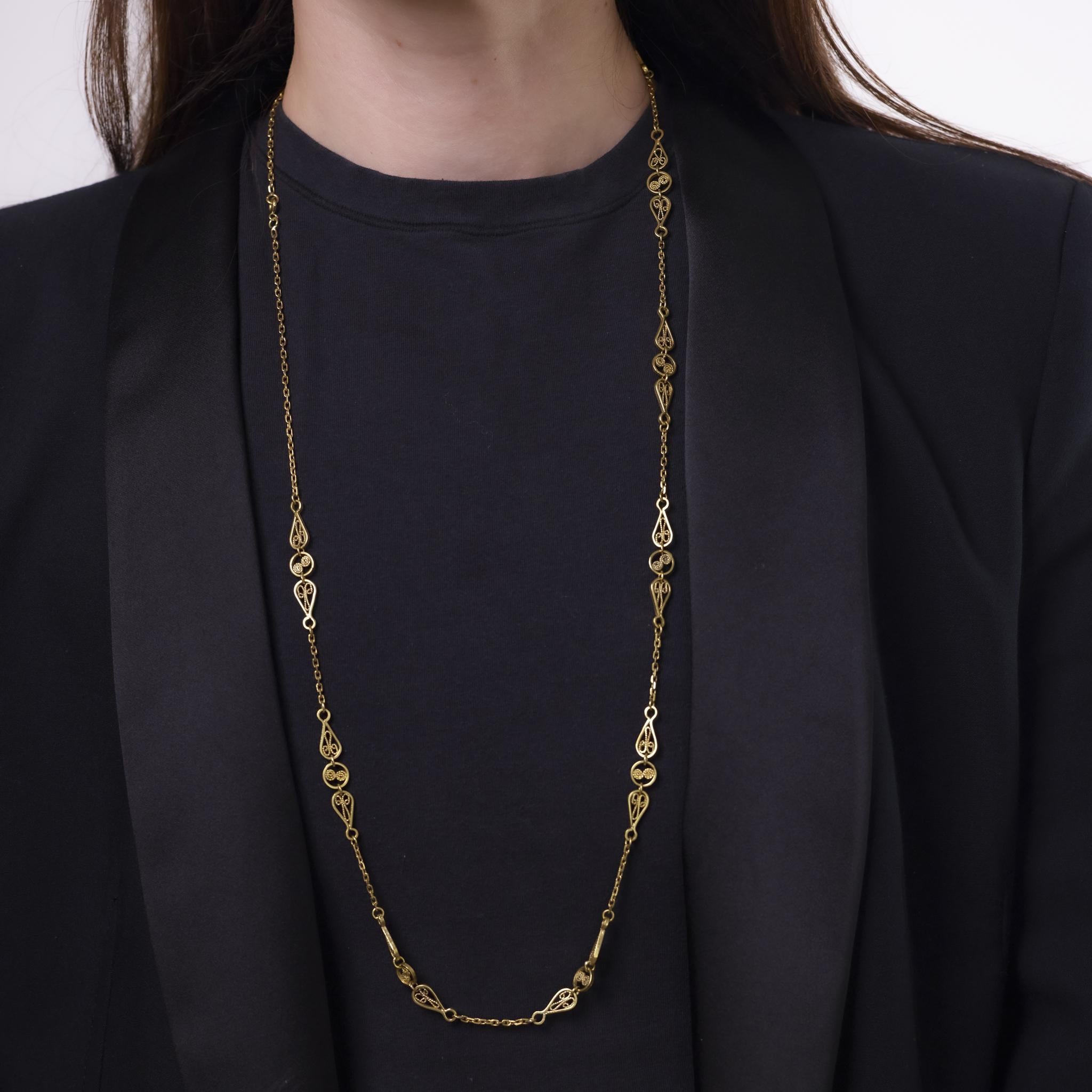 Questa antica collana vittoriana, realizzata in oro giallo 18 carati, risale ai primi anni del 1900 e misura un'elegante lunghezza di 32 3/4 pollici. Marchiato con la testa dell'aquila francese e i marchi del produttore, è un esempio di raffinato