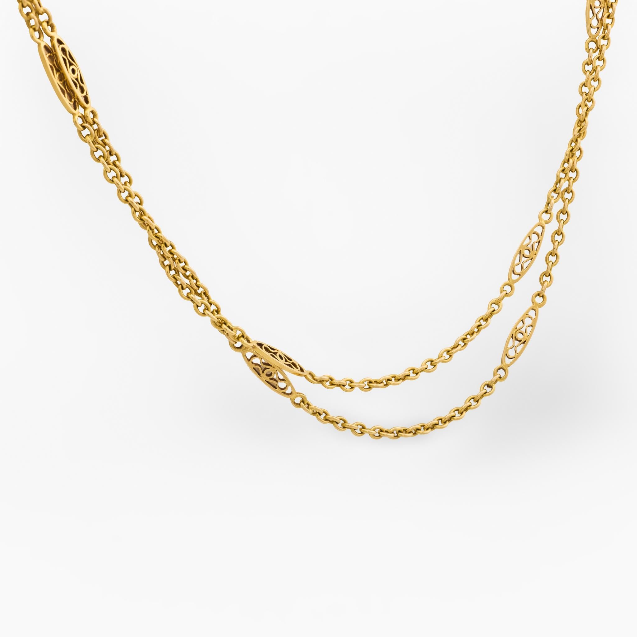 Ce collier victorien en or jaune 18 carats, mesurant 31,5 pouces, offre une élégance intemporelle avec un savoir-faire raffiné et des poinçons français historiques.