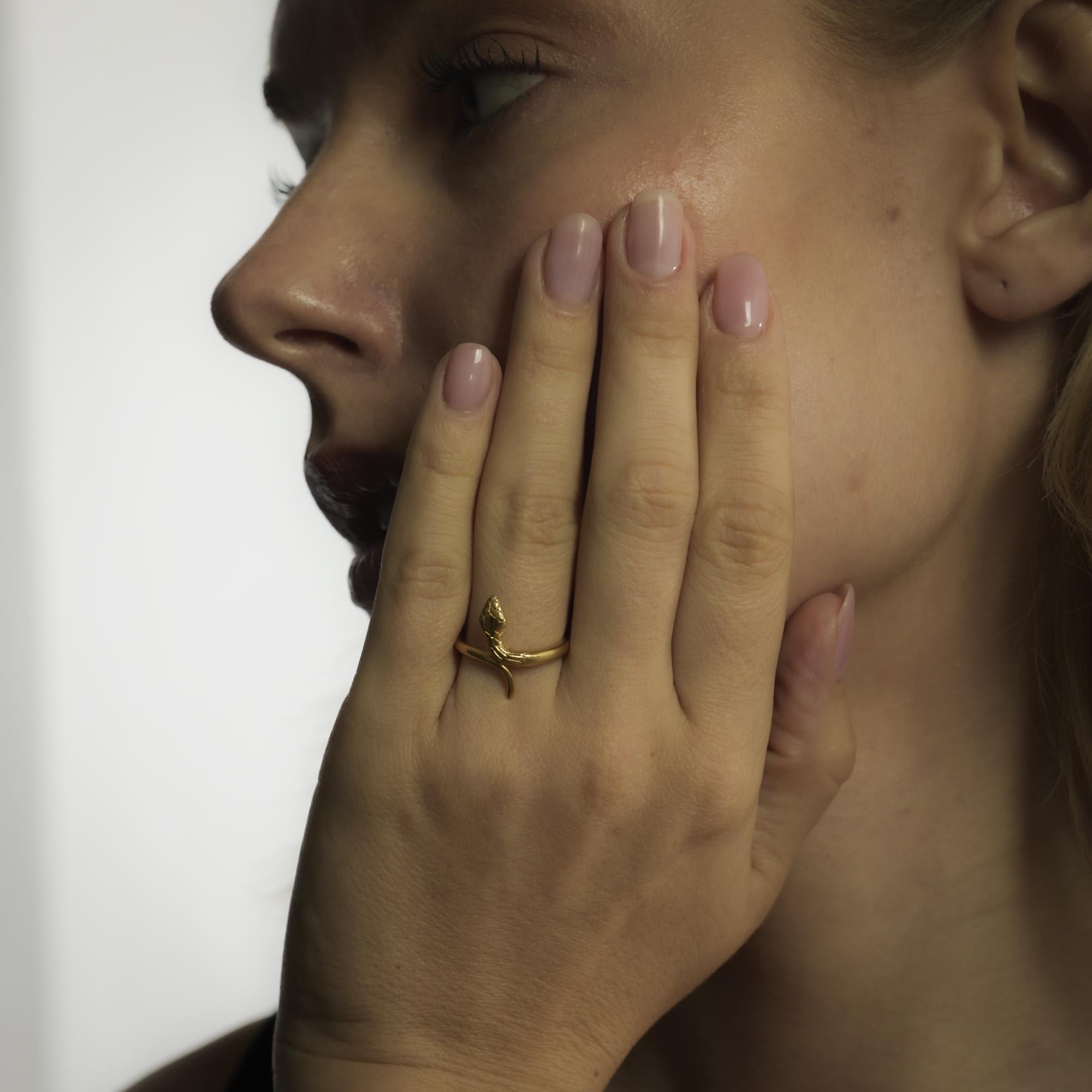 Victorian French 18k yellow gold snake ring In Good Condition For Sale In Beverly Hills, CA