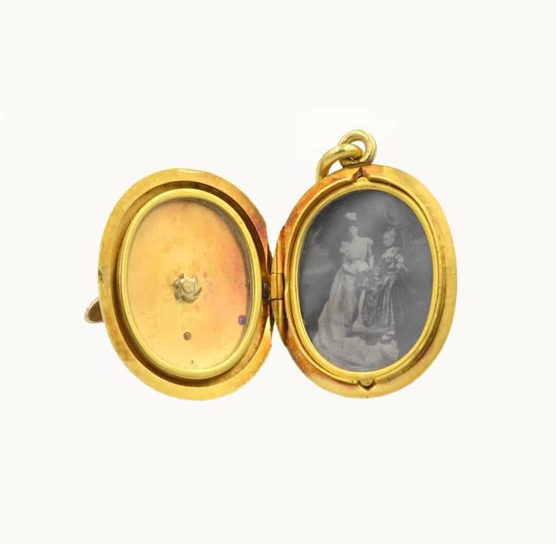 Victorian French Antique Locket in 18 Karat with Emerald, Rubies and Diamonds For Sale 1