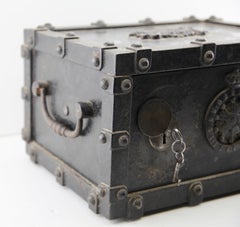 Viktorianische französische Tresorkiste aus Gusseisen von Bauche Brevete, mit Originalschlüssel