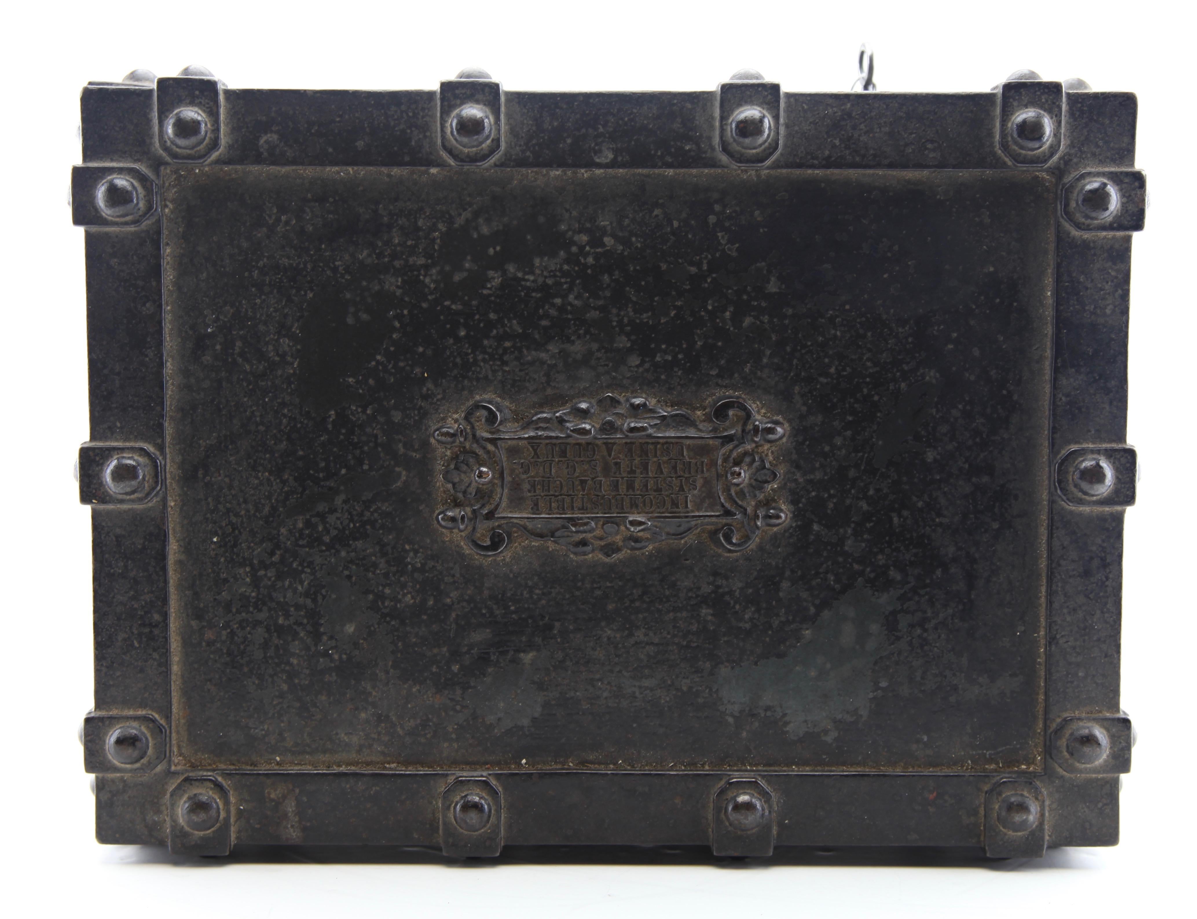 Victorian French Cast Iron Bound Strong Box by Bauche Brevete, and Original Key In Good Condition In Verviers, BE