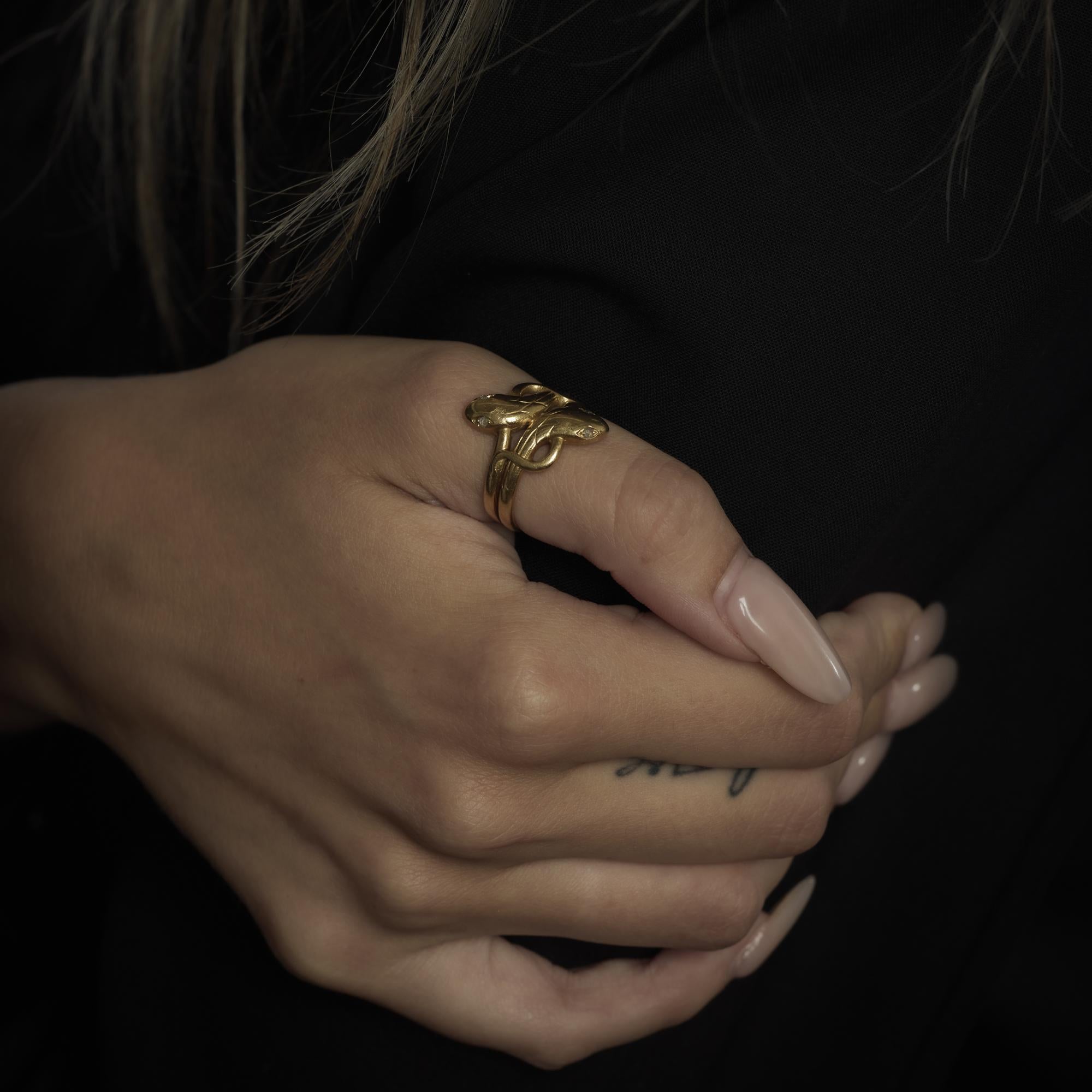 Victorian French diamond 18k yellow gold double headed snake ring In Good Condition For Sale In Beverly Hills, CA