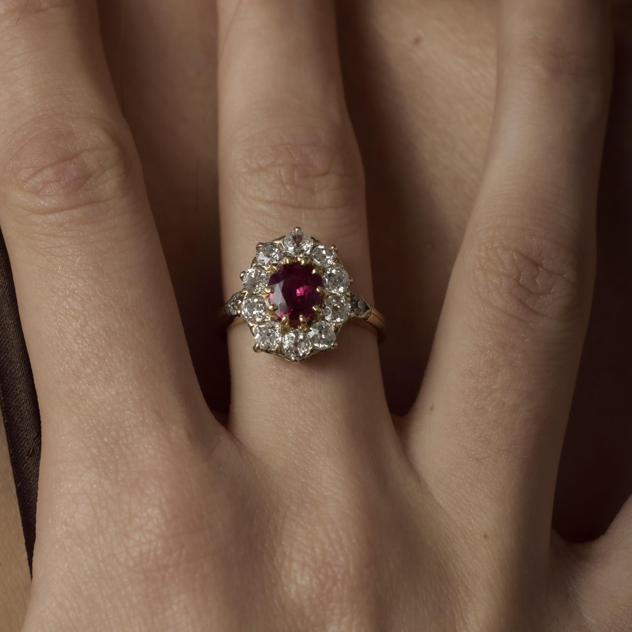 Bague victorienne française GIA 1 carat rubis diamant or jaune 18k Bon état - En vente à Beverly Hills, CA