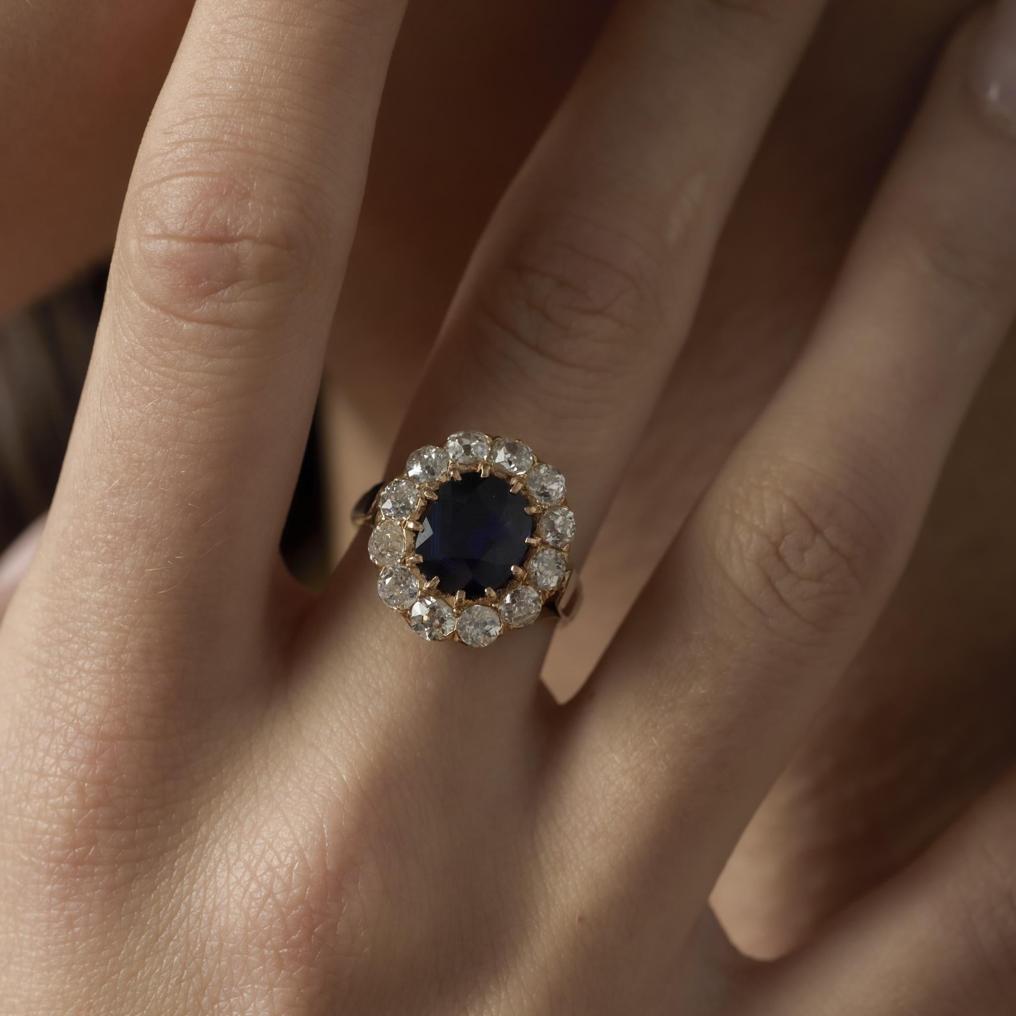 Taille ovale Bague victorienne française GIA 2 carats saphir non chauffé diamant or jaune 18k en vente