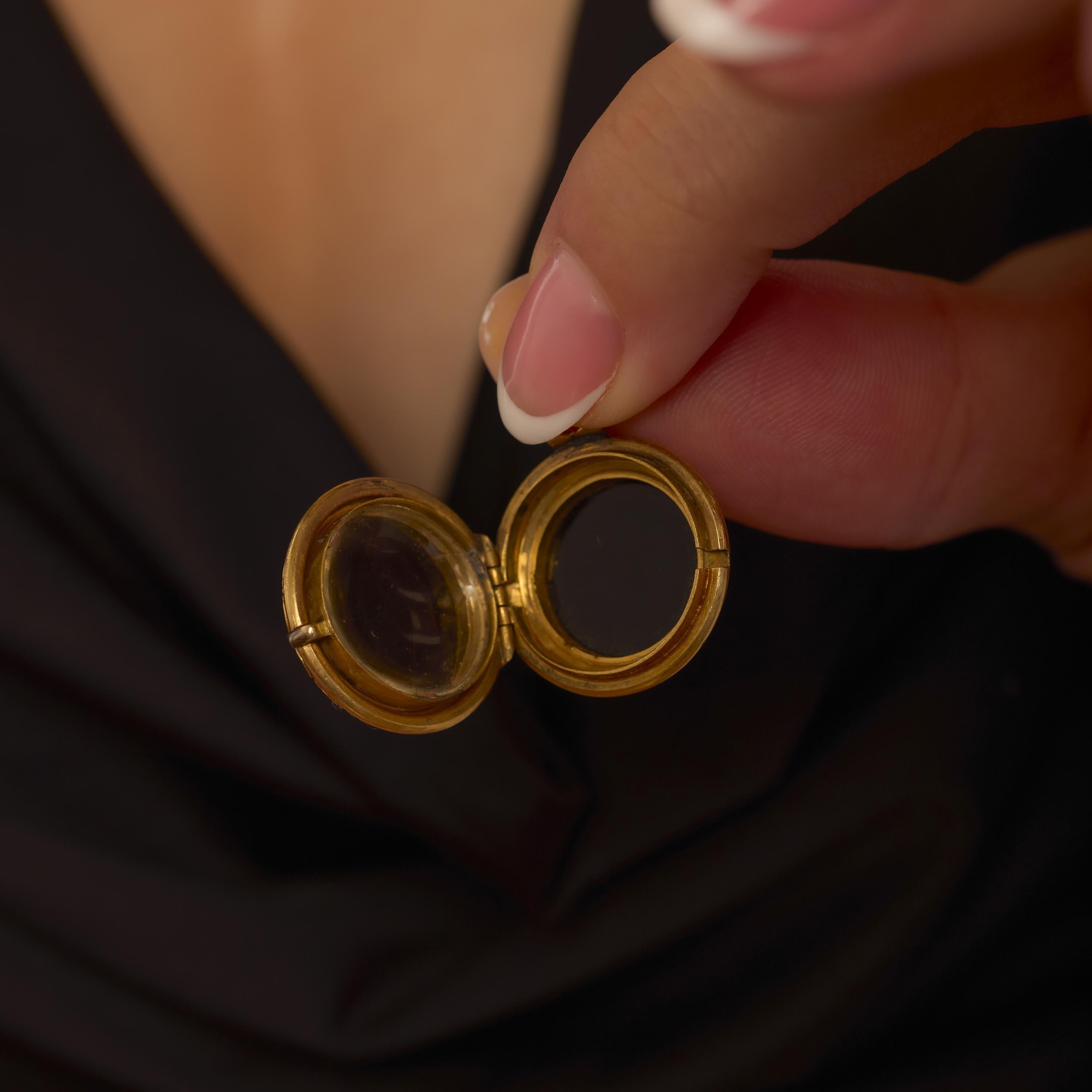 Victorian French onyx 18k yellow gold locket pendant In Good Condition For Sale In Beverly Hills, CA