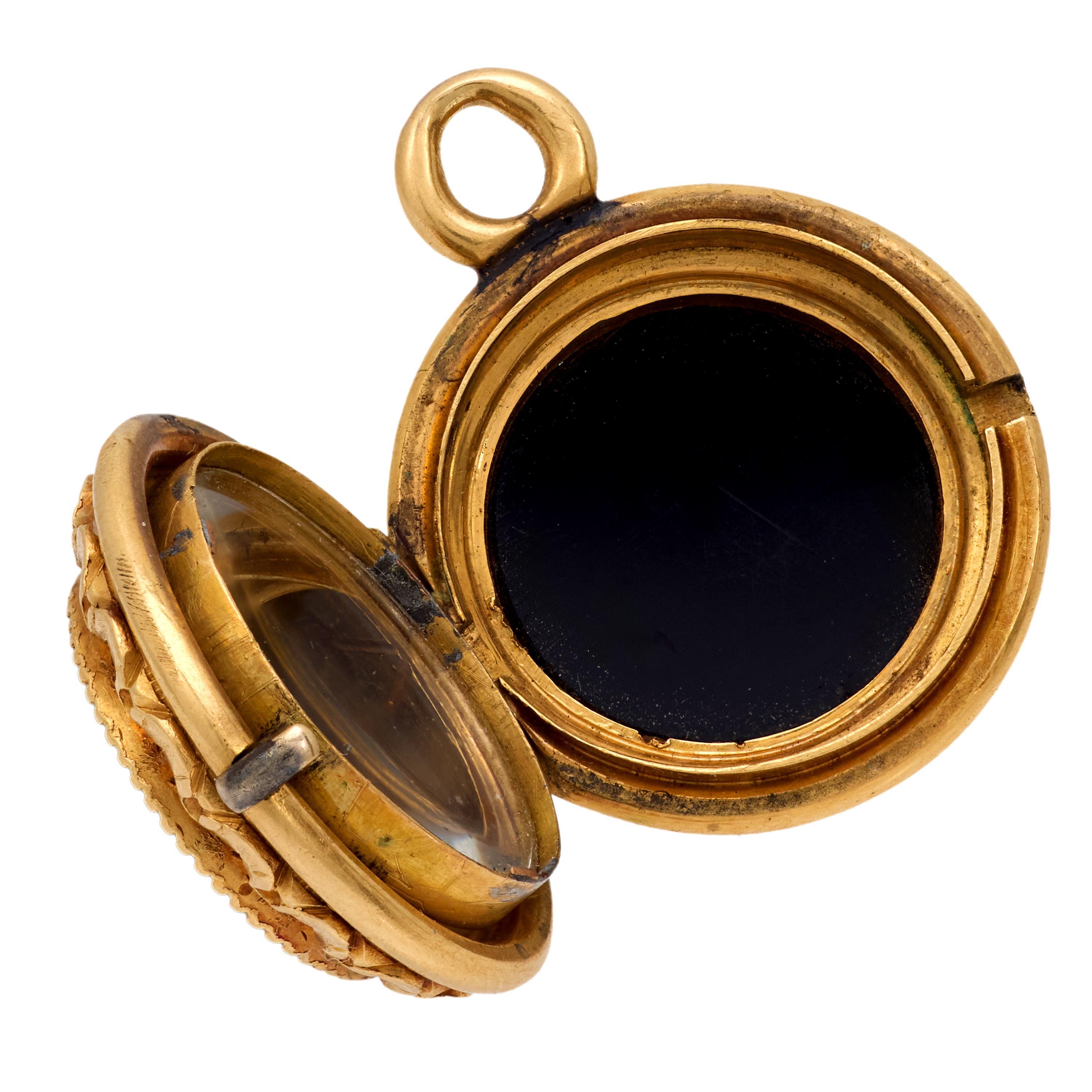 Women's Victorian French onyx 18k yellow gold locket pendant For Sale