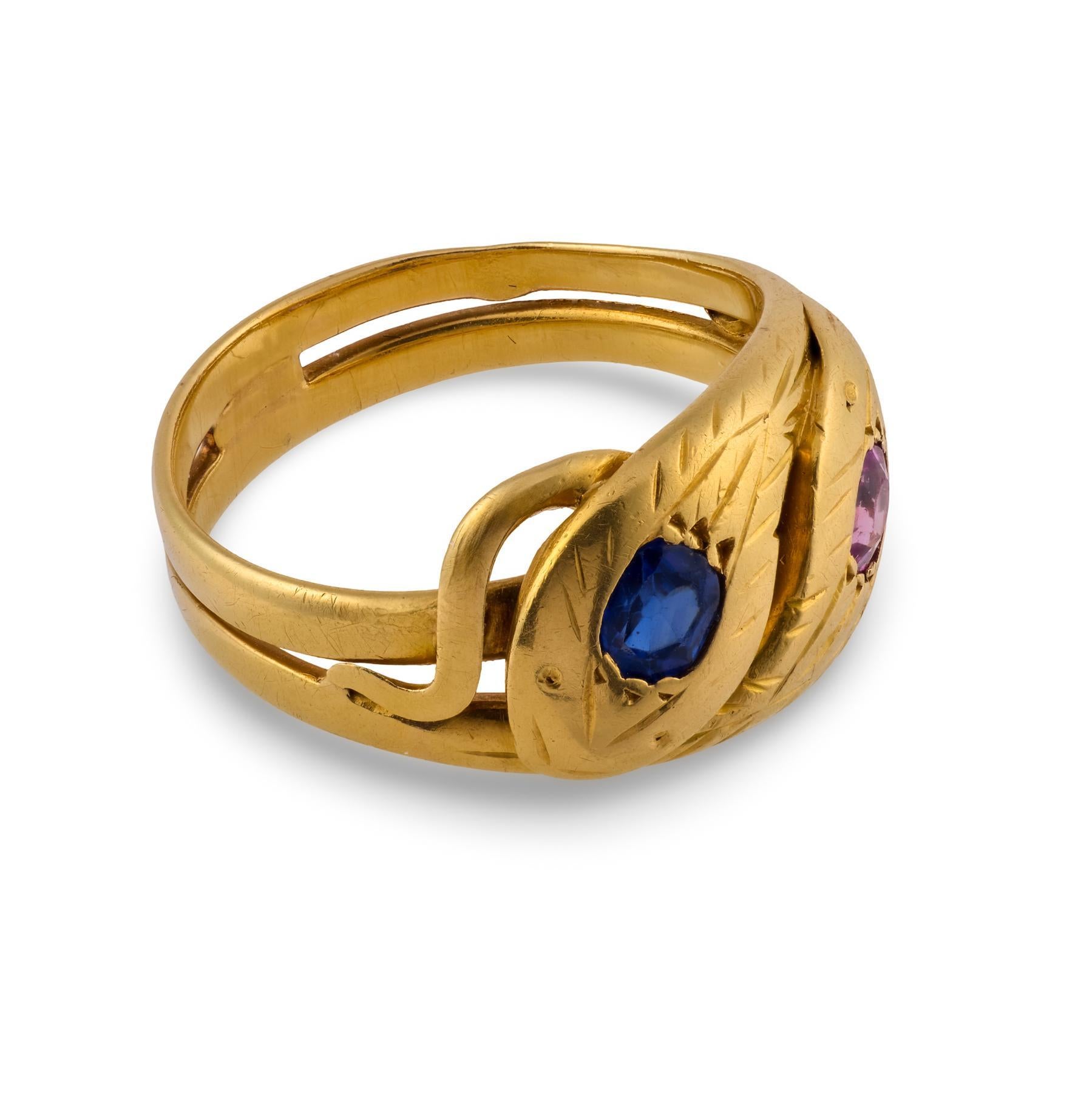 Bague serpent victorienne française en or jaune 18k, saphir rose et bleu Bon état - En vente à Beverly Hills, CA