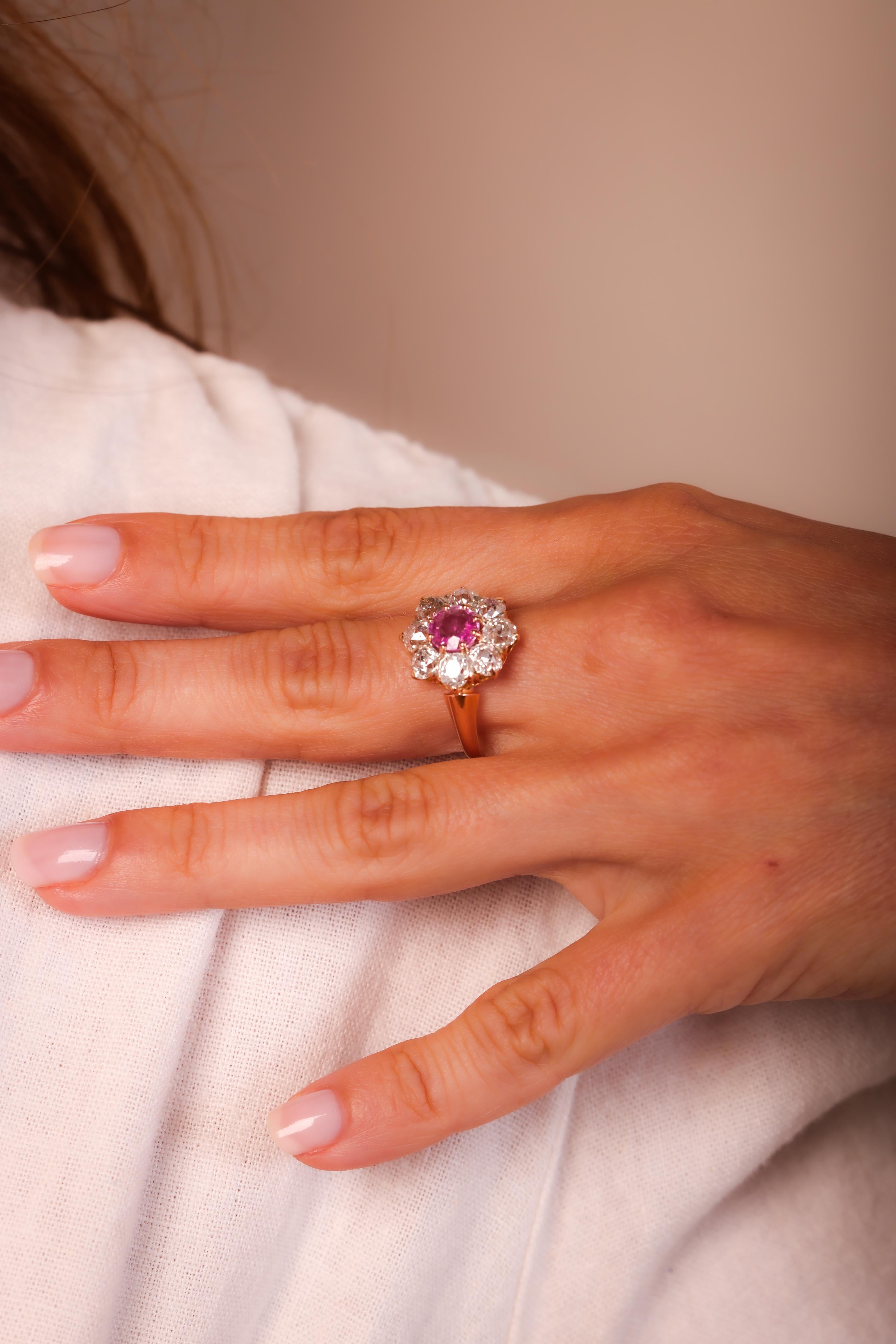 Viktorianischer französischer rosa Saphir-Diamant-Cluster-Ring aus 18 Karat Roségold im Zustand „Hervorragend“ in Beverly Hills, CA