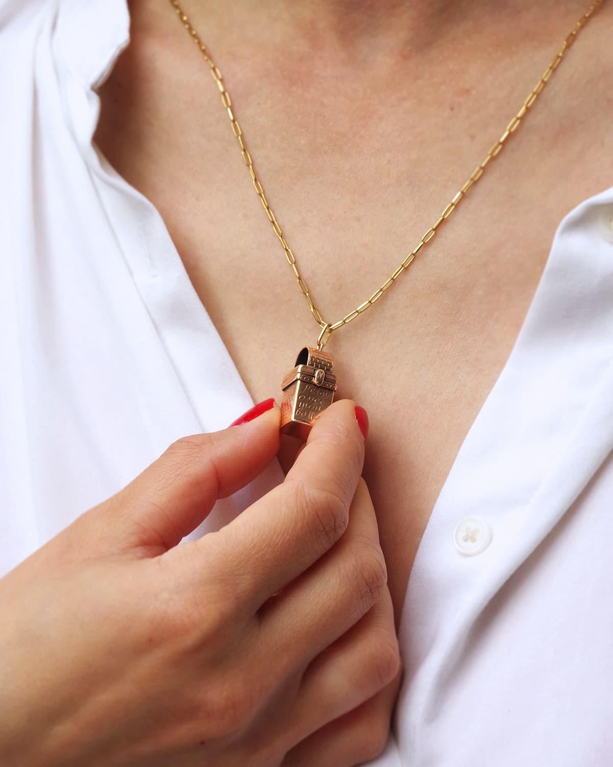 Victorian French saucy opening pendant in 14k rose gold, secret message pendant In Good Condition For Sale In PARIS, FR