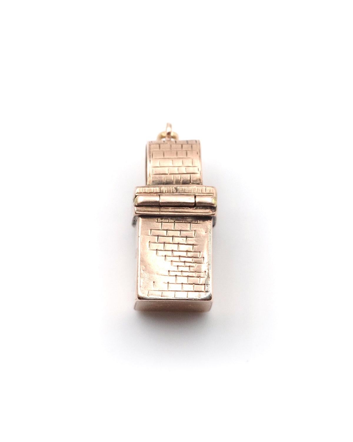 Victorian French saucy opening pendant in 14k rose gold, secret message pendant For Sale 4