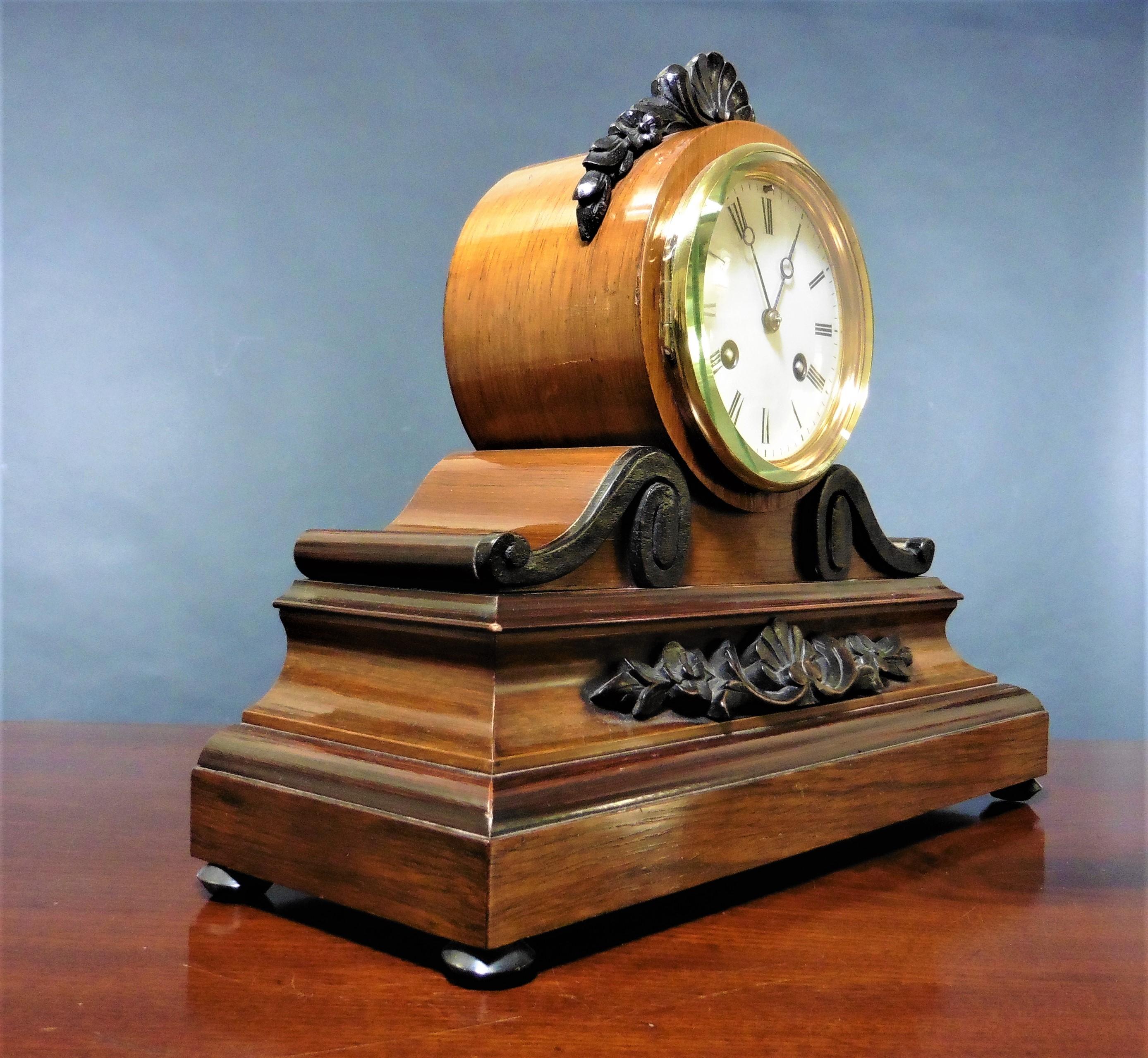Victorian walnut mantel clock


Victorian walnut mantel clock housed in a drumhead case with applied ebonised carved mouldings resting on a stepped plinth with ebony bun feet.

Brass bezel with bevelled glass opening to an enamel dial with