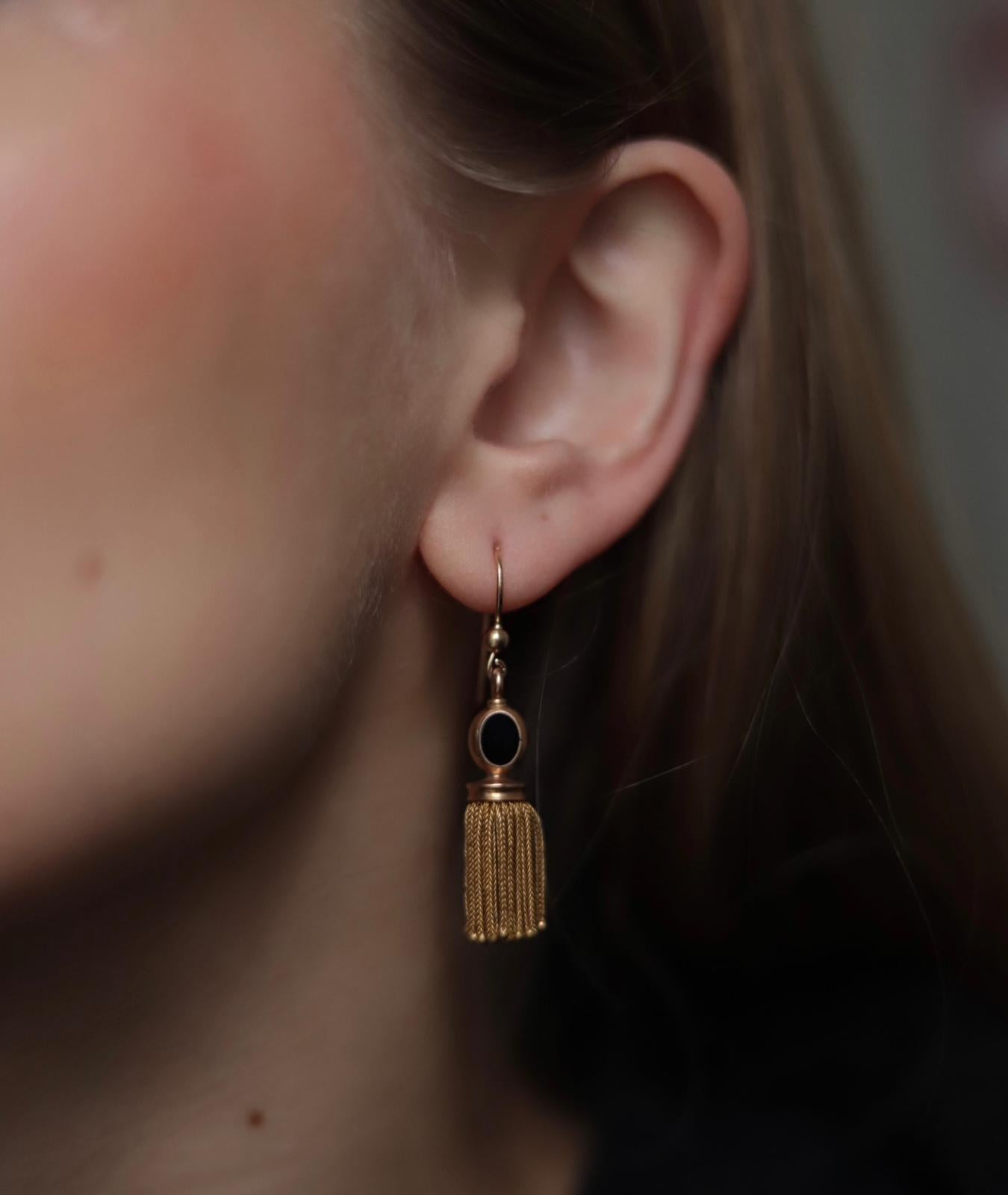 Victorian Fringed Earrings with Onyx Set in 18 Karat Yellow Gold In Good Condition In London, GB