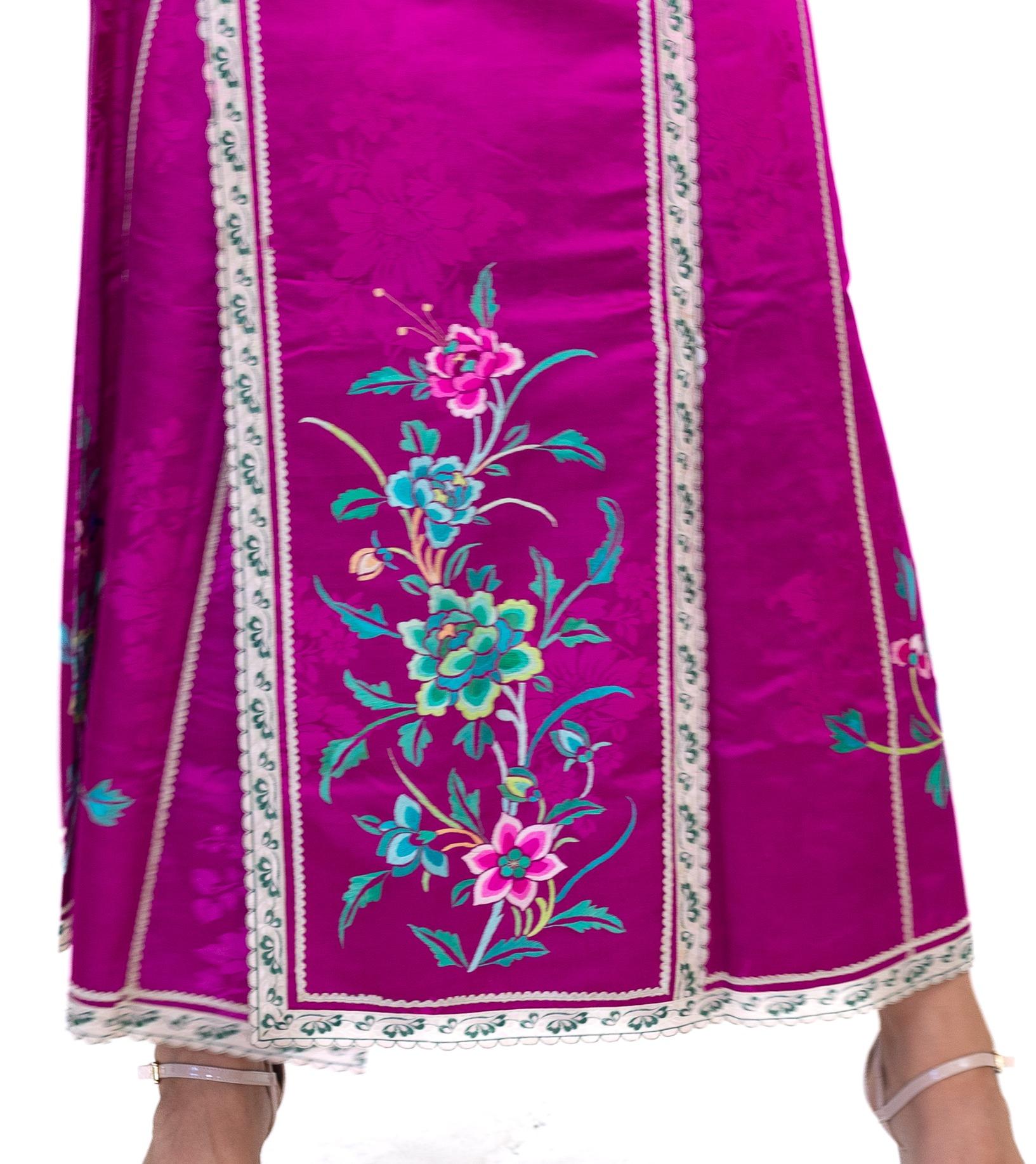 Gonna vittoriana a portafoglio cinese in seta jacquard ricamata a mano in fucsia in vendita 5