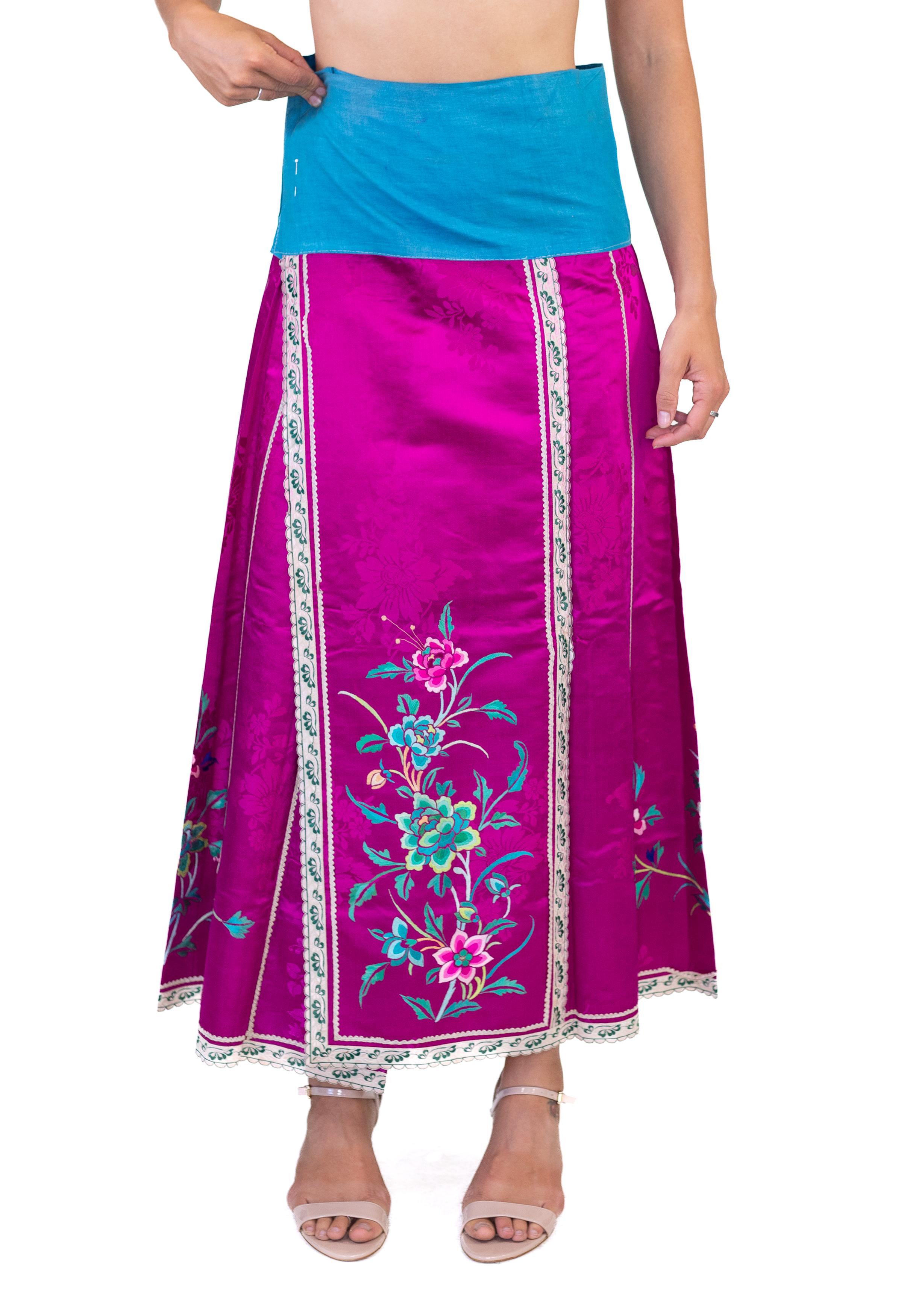 Gonna vittoriana a portafoglio cinese in seta jacquard ricamata a mano in fucsia in vendita 3
