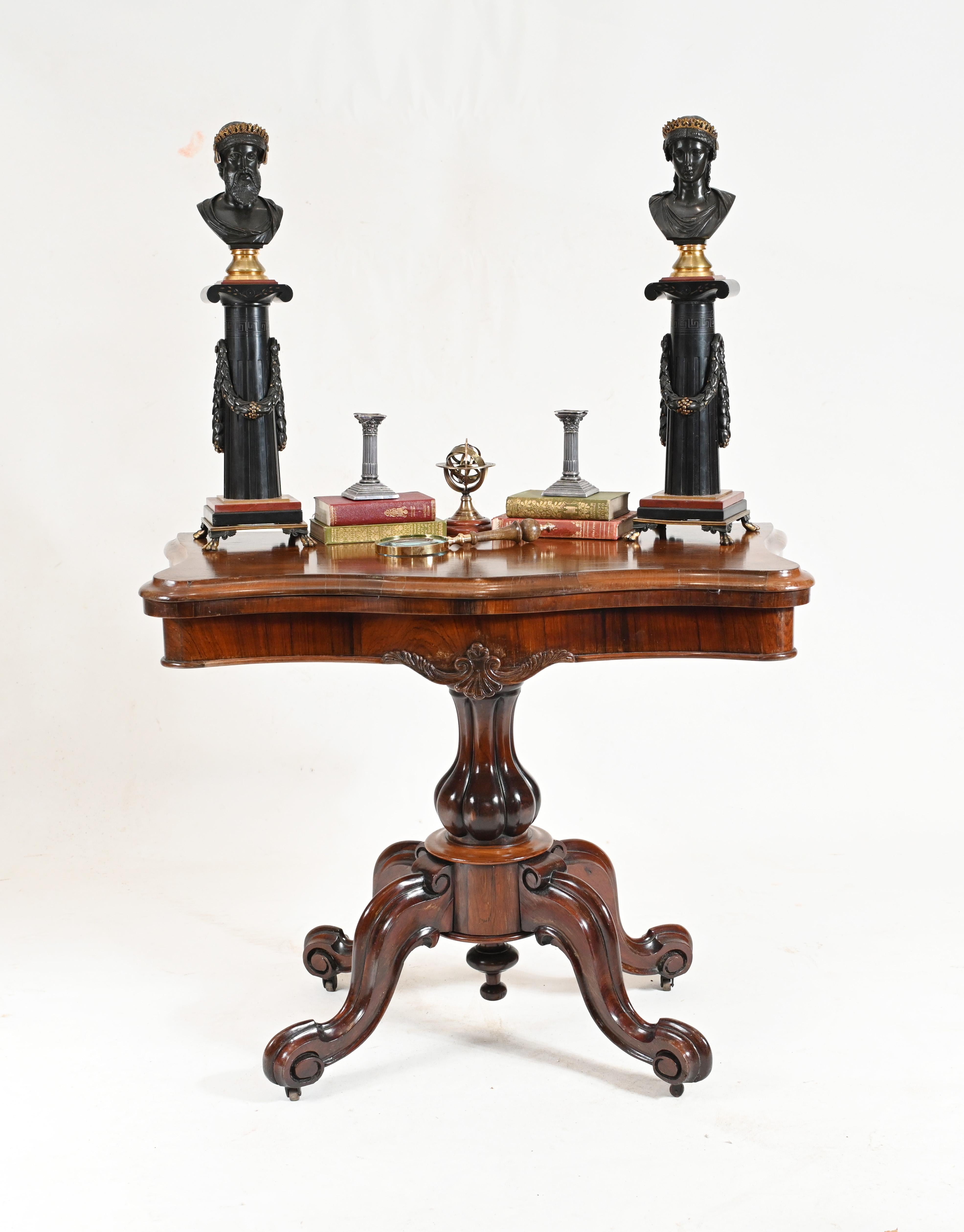 Elegant table de jeux victorienne d'époque en bois de rose
Nous le datons d'environ 1860.
Le couvercle s'ouvre pour révéler une surface de jeu recouverte de beize vert.
Nous pouvons expédier nos produits partout dans le monde. 
Offert en grande