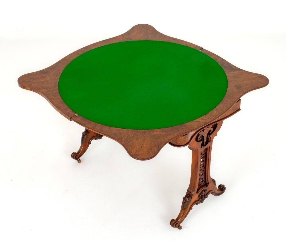 Milieu du XIXe siècle Table de jeux victorienne Ronce de noyer 1860 en vente
