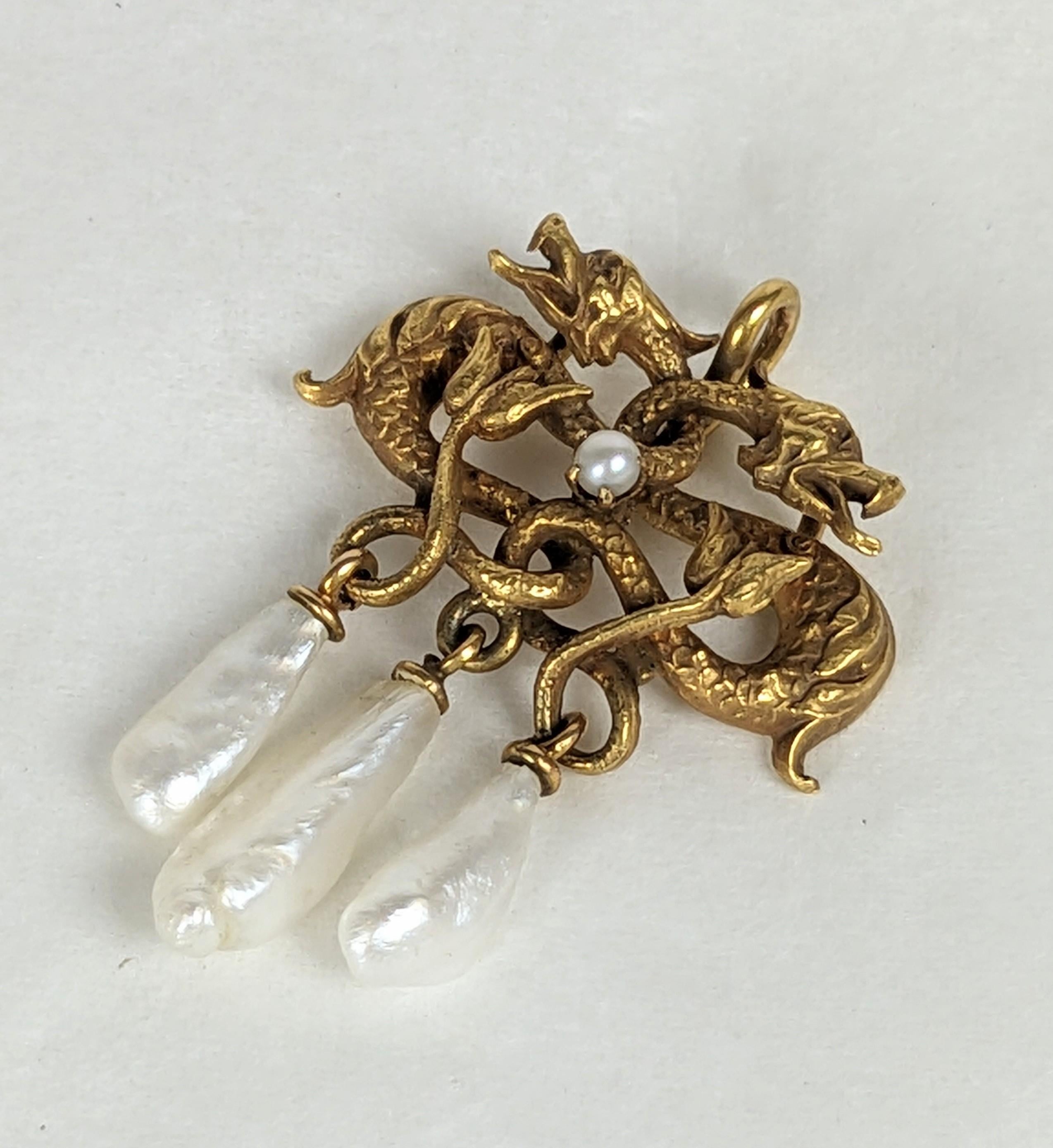 Colgante victoriano en forma de gárgola y perla de 14 quilates de finales del siglo XIX. Los dragones/gárgolas bellamente modelados se asientan sobre 3 largas perlas con dientes de Perla del Mississippi. Finales del siglo XIX, EEUU. Preciosa calidad