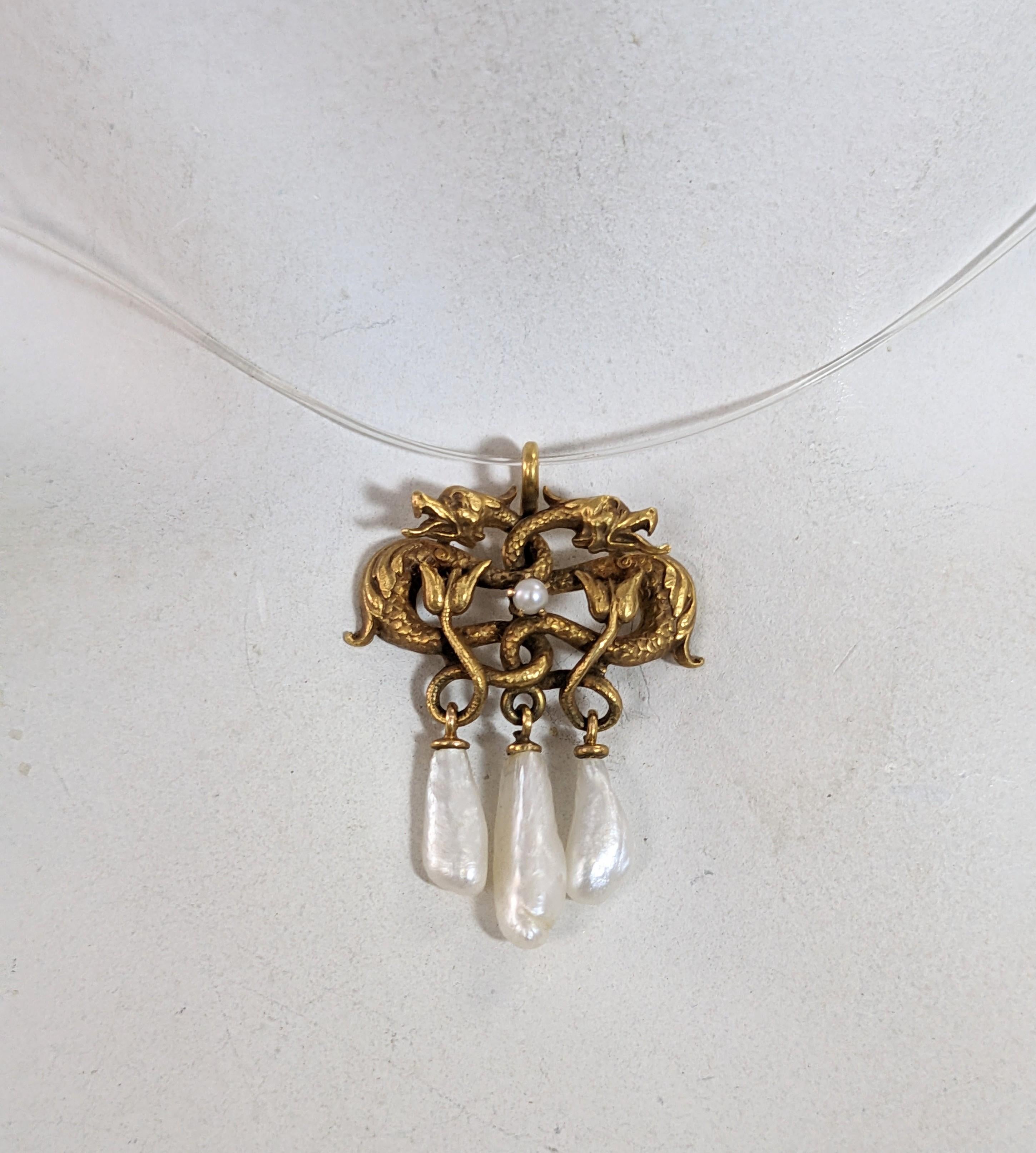 Colgante Victoriano de Gárgola y Gota de Perla en venta 1