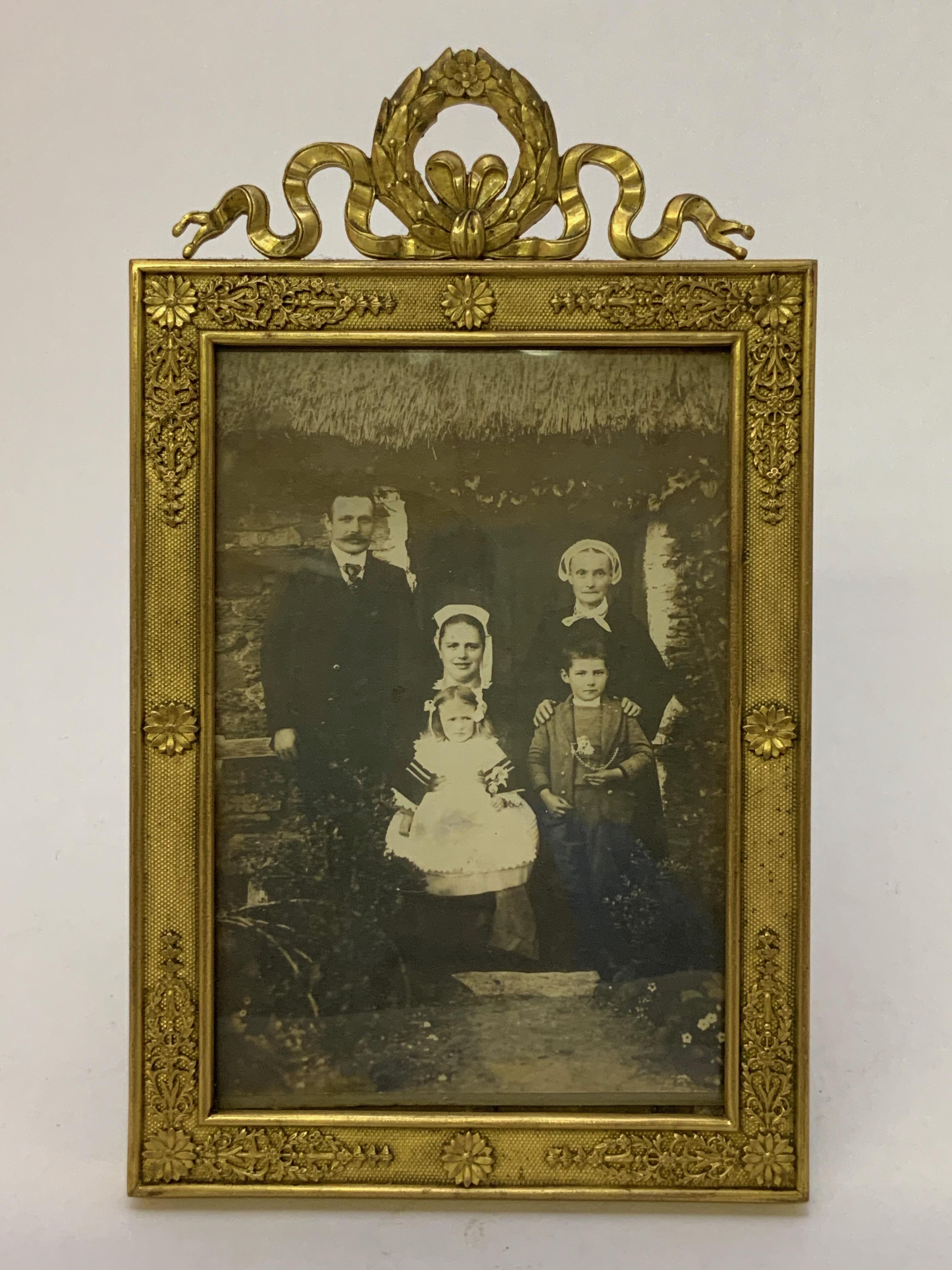 Victorian Garland and Swag Brass Frame FE In Good Condition For Sale In Garnerville, NY