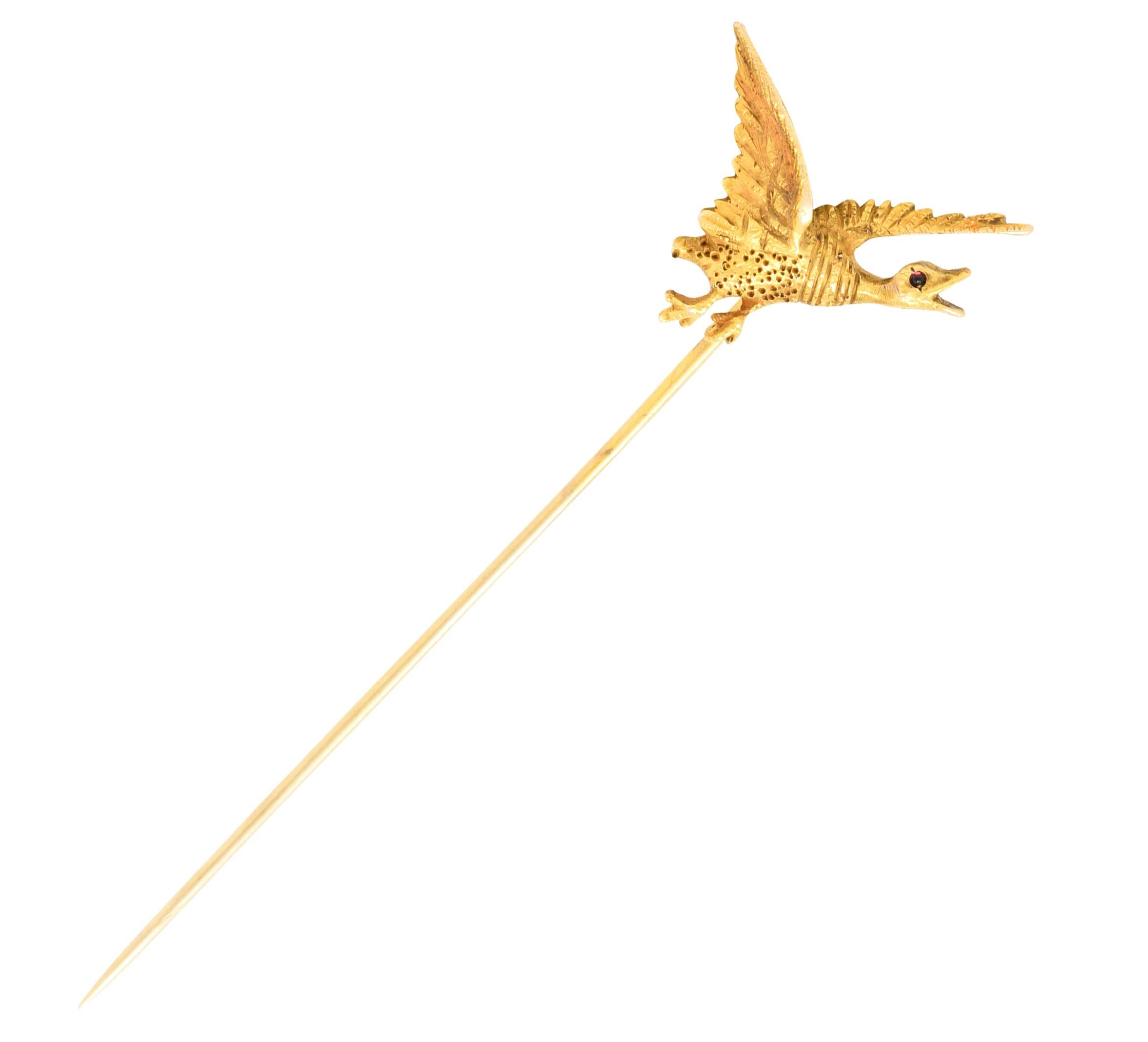 Entworfen als Gans mit ausgebreiteten Flügeln im Flug

Mit stark ausgeprägtem Federkleid und gesprenkeltem Körper

Auge ist ein runder Cabochon aus Granat - mittel-dunkel violett-rot

Geprüft als 14 Karat Gold

CIRCA: 1900

Gans misst: 13/16 x 7/8