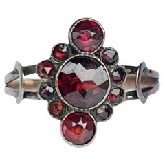 Anillo victoriano en racimo de granate y navette de oro de 9 quilates