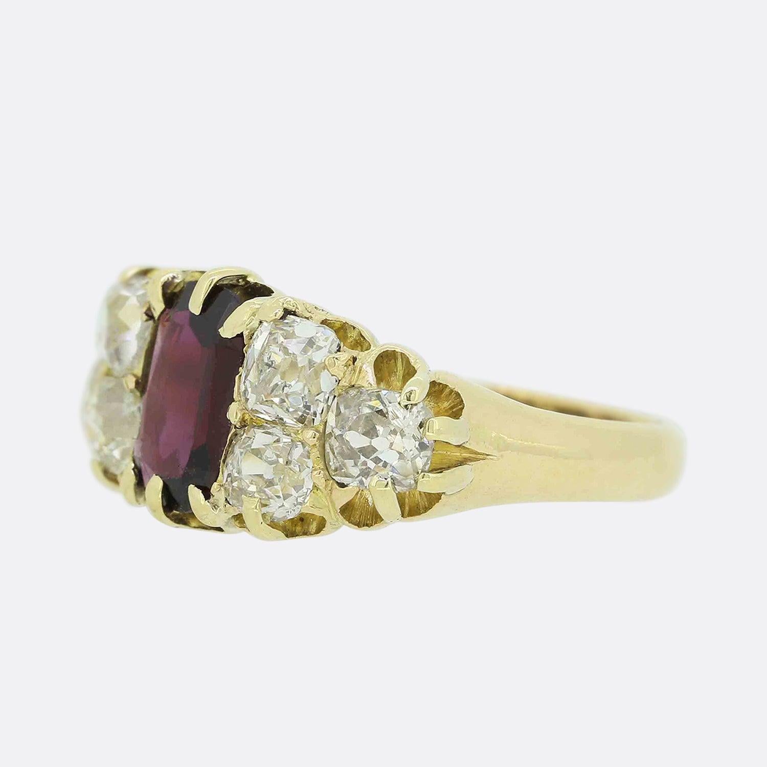 Si tratta di un delizioso anello vittoriano con granato e diamanti. L'anello presenta un granato centrale allungato affiancato da tre diamanti taglio vecchio su entrambi i lati e realizzato in oro giallo 18 ct. 

Condit: Usato (Molto Buono)
Peso: