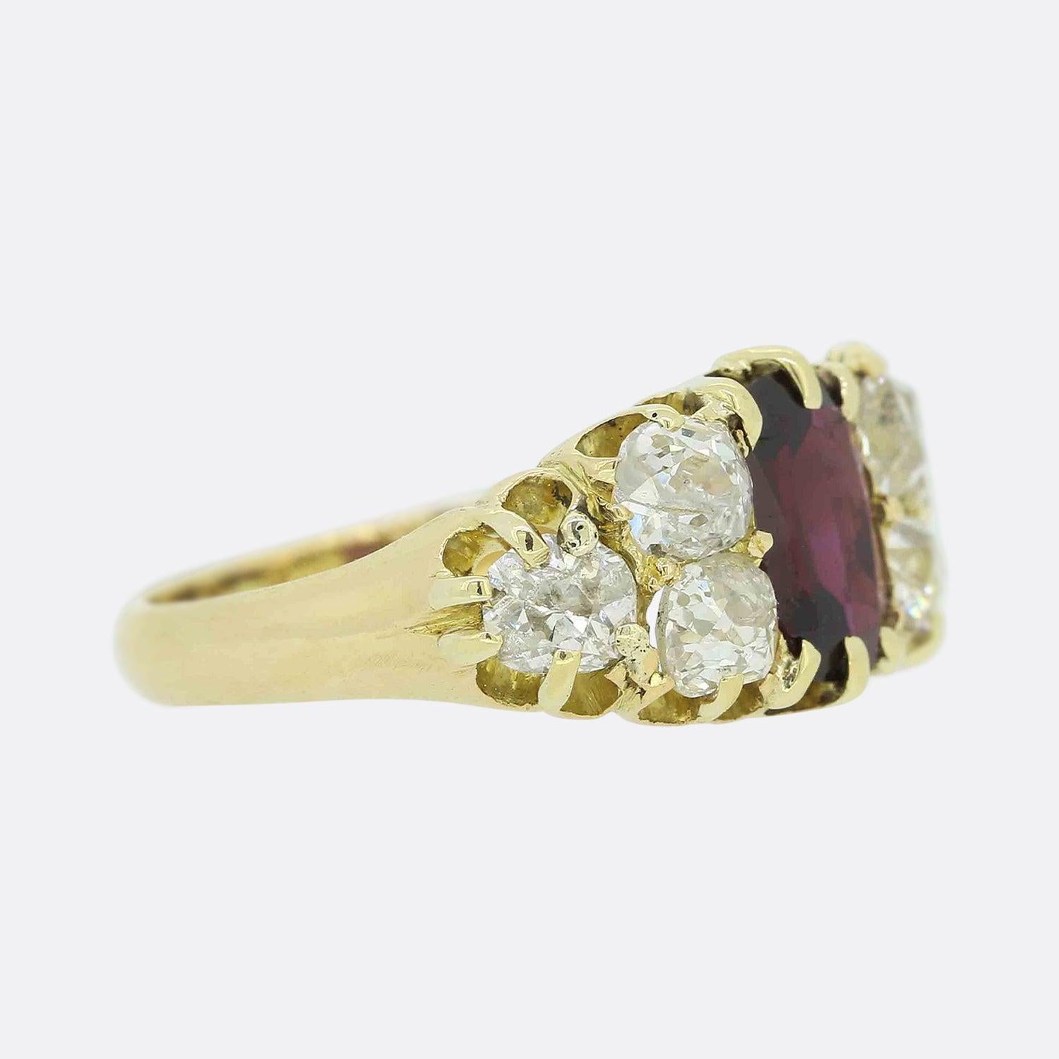 Vittoriano Anello vittoriano con granato e diamanti a grappolo in vendita